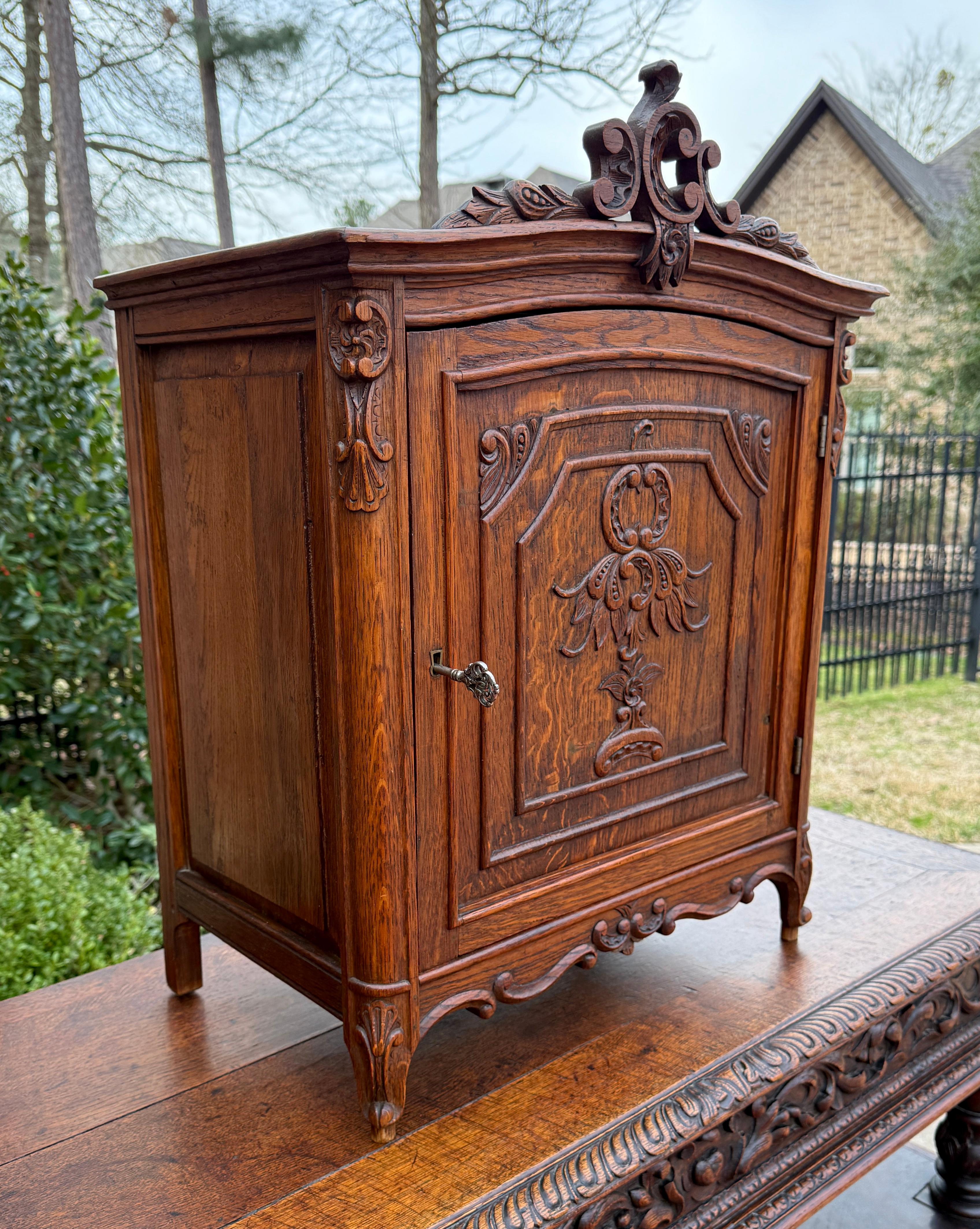 Antique French Table Top Cabinet Louis XV Style Carved Oak w Key c.C. 1920 in vendita 9