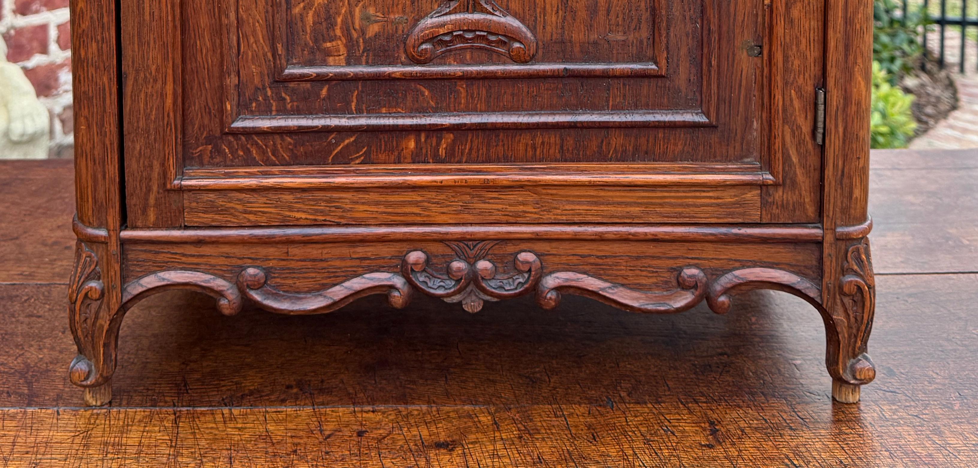 Antique French Table Top Cabinet Louis XV Style Carved Oak w Key c.C. 1920 in vendita 11