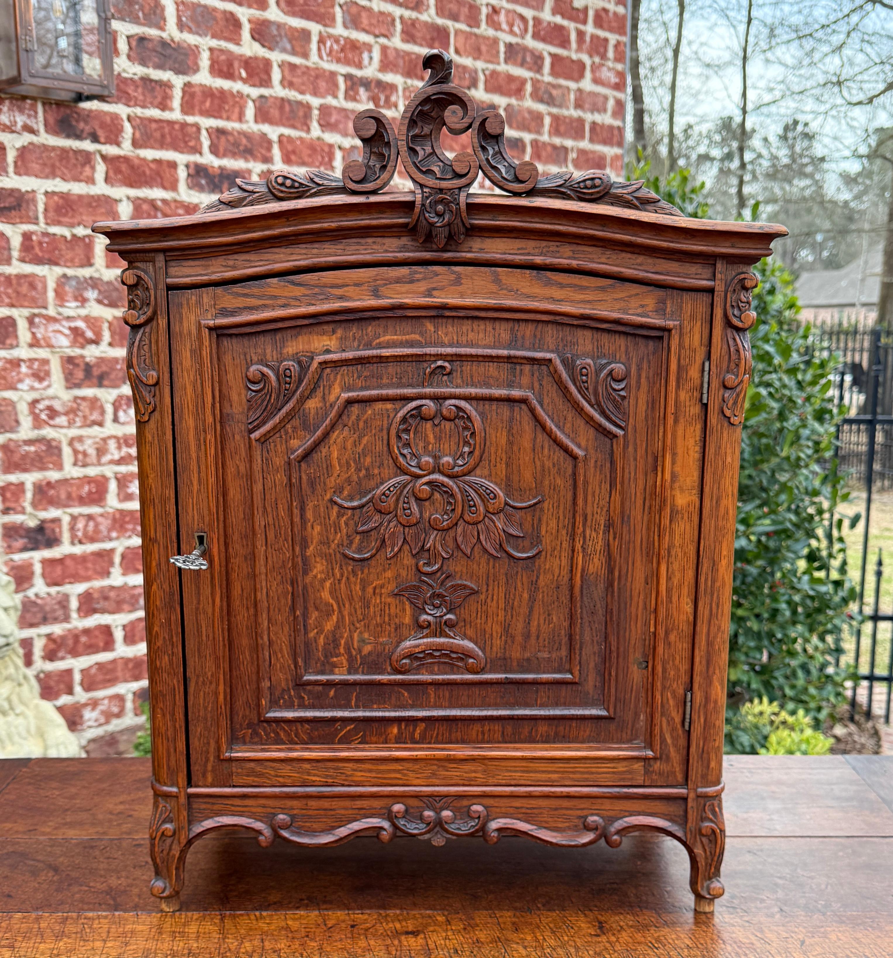 RARO Armadio da tavolo in Oak stile Luigi XV, con porta intagliata, corona e chiave~~ c.1920

Questo è un esempio unico di antico arredamento classico French Country~~ difficile da trovare mobile da tavolo~~un ripiano interno regolabile profondo