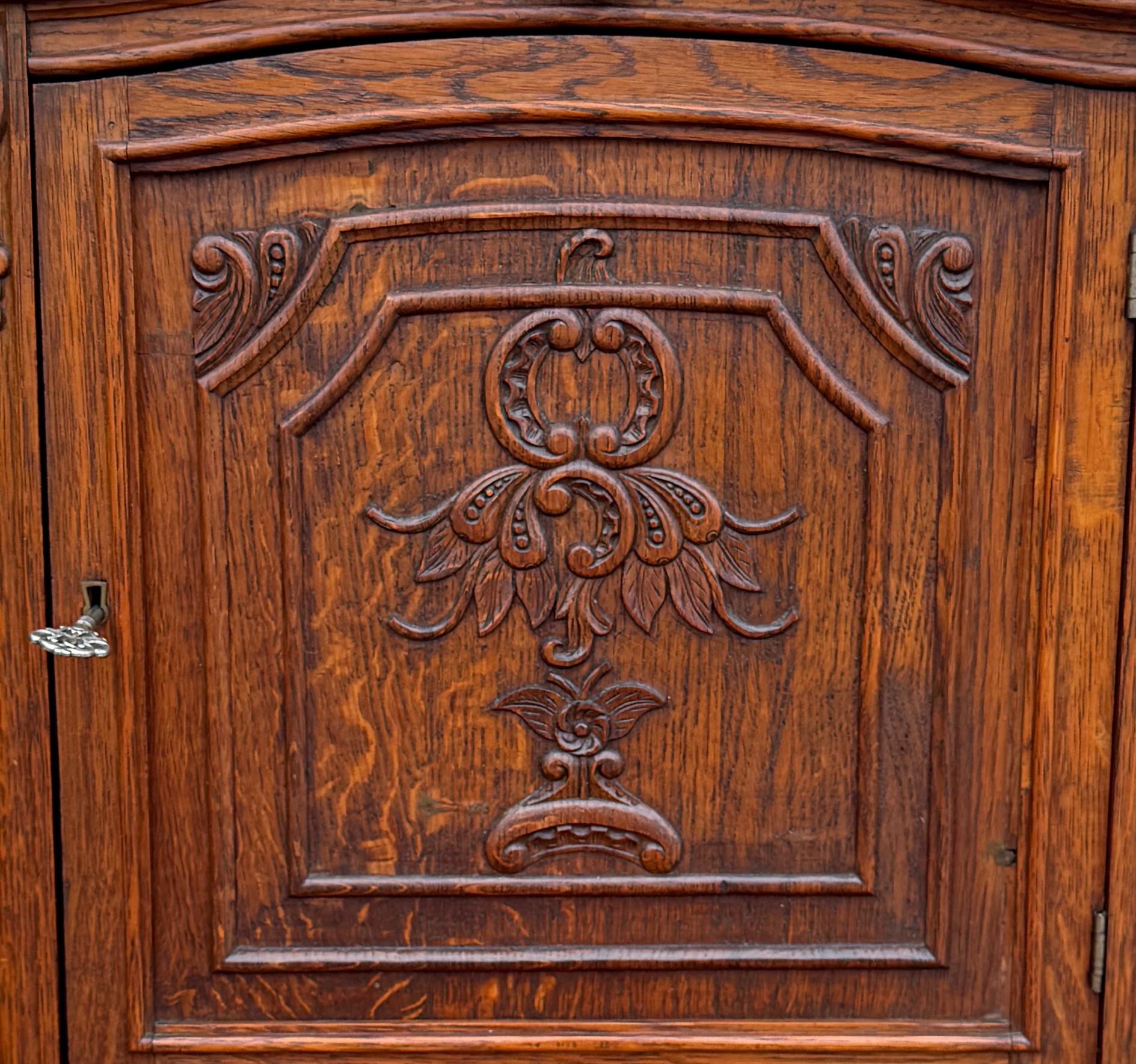 Luigi XV Antique French Table Top Cabinet Louis XV Style Carved Oak w Key c.C. 1920 in vendita