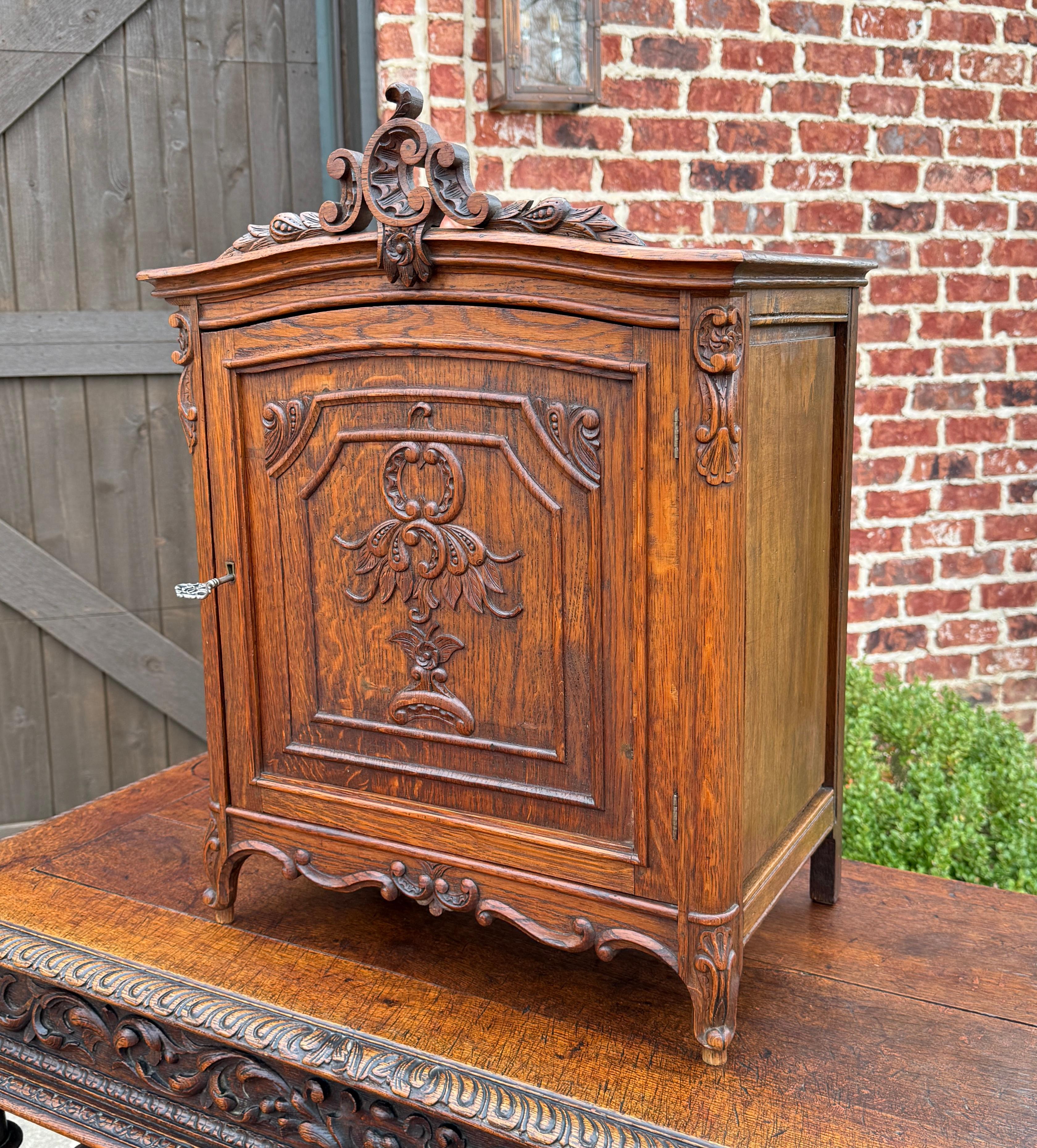 Intagliato Antique French Table Top Cabinet Louis XV Style Carved Oak w Key c.C. 1920 in vendita
