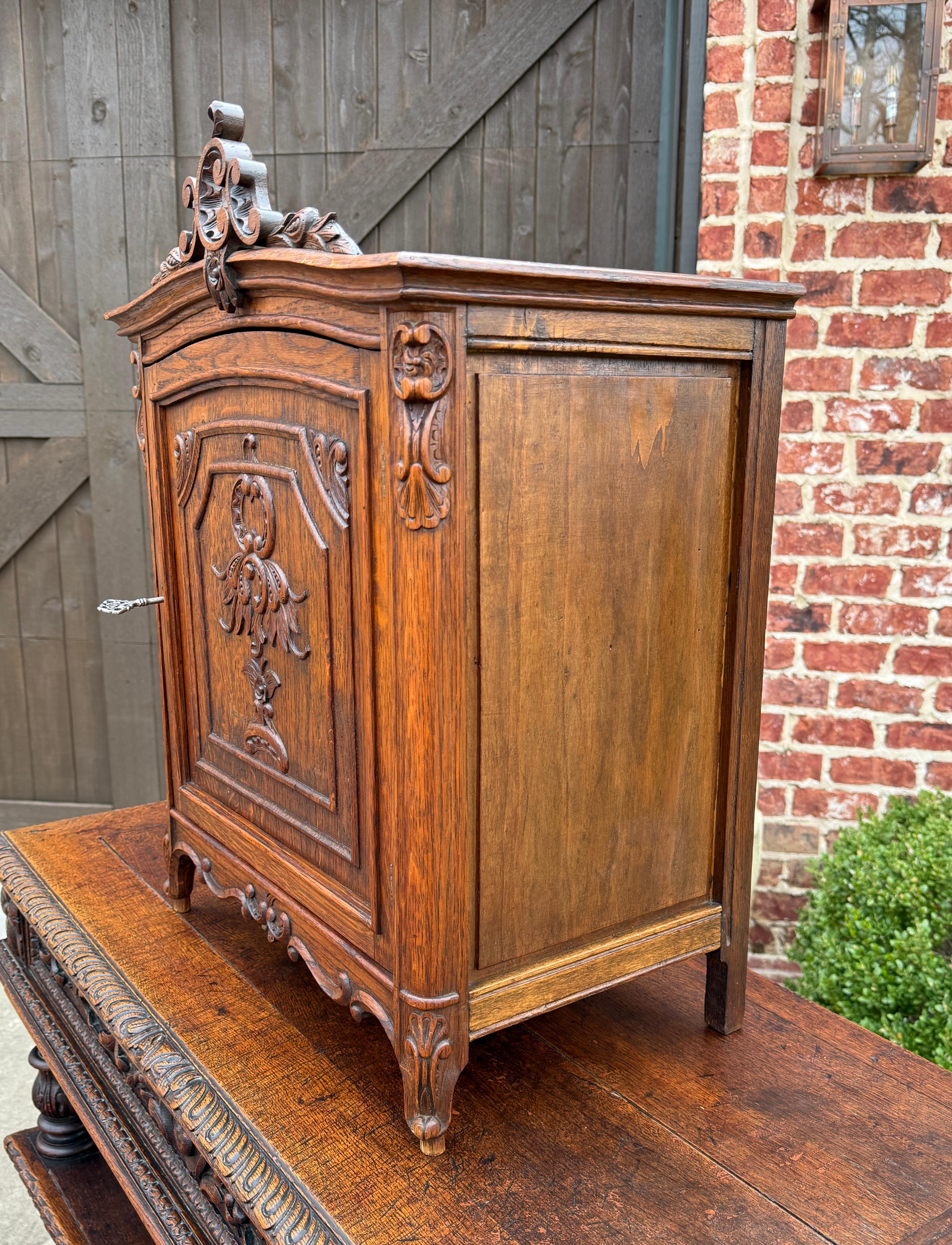 Antique French Table Top Cabinet Louis XV Style Carved Oak w Key c.C. 1920 In condizioni buone in vendita a Tyler, TX