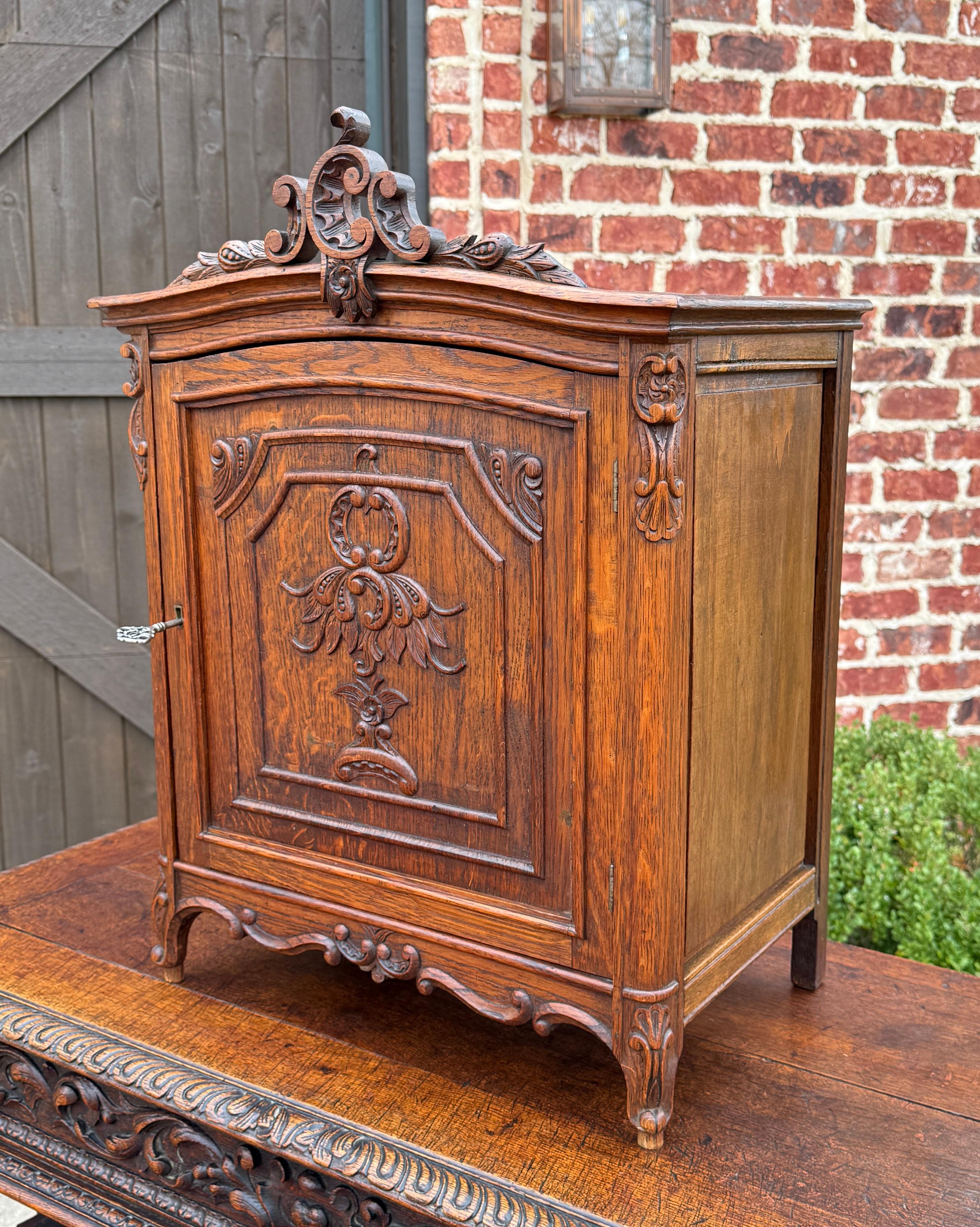 Quercia Antique French Table Top Cabinet Louis XV Style Carved Oak w Key c.C. 1920 in vendita