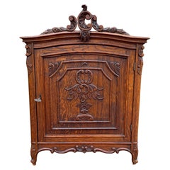 Antiguo mueble francés de sobremesa estilo Luis XV de roble tallado con llave c. 1920
