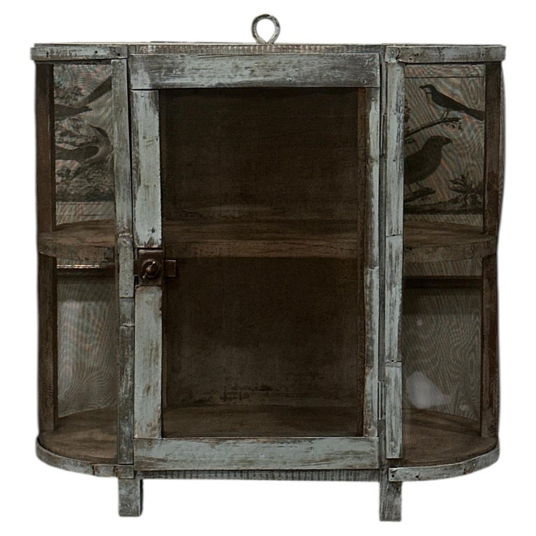 Antiker französischer Tischschrank aus Kiefernholz mit bemalter Oberseite, ursprünglich als Aufbewahrungsschrank für Kuchen oder Käse gedacht, in der Speisekammer im Angebot bei 1stDibs Deutschland