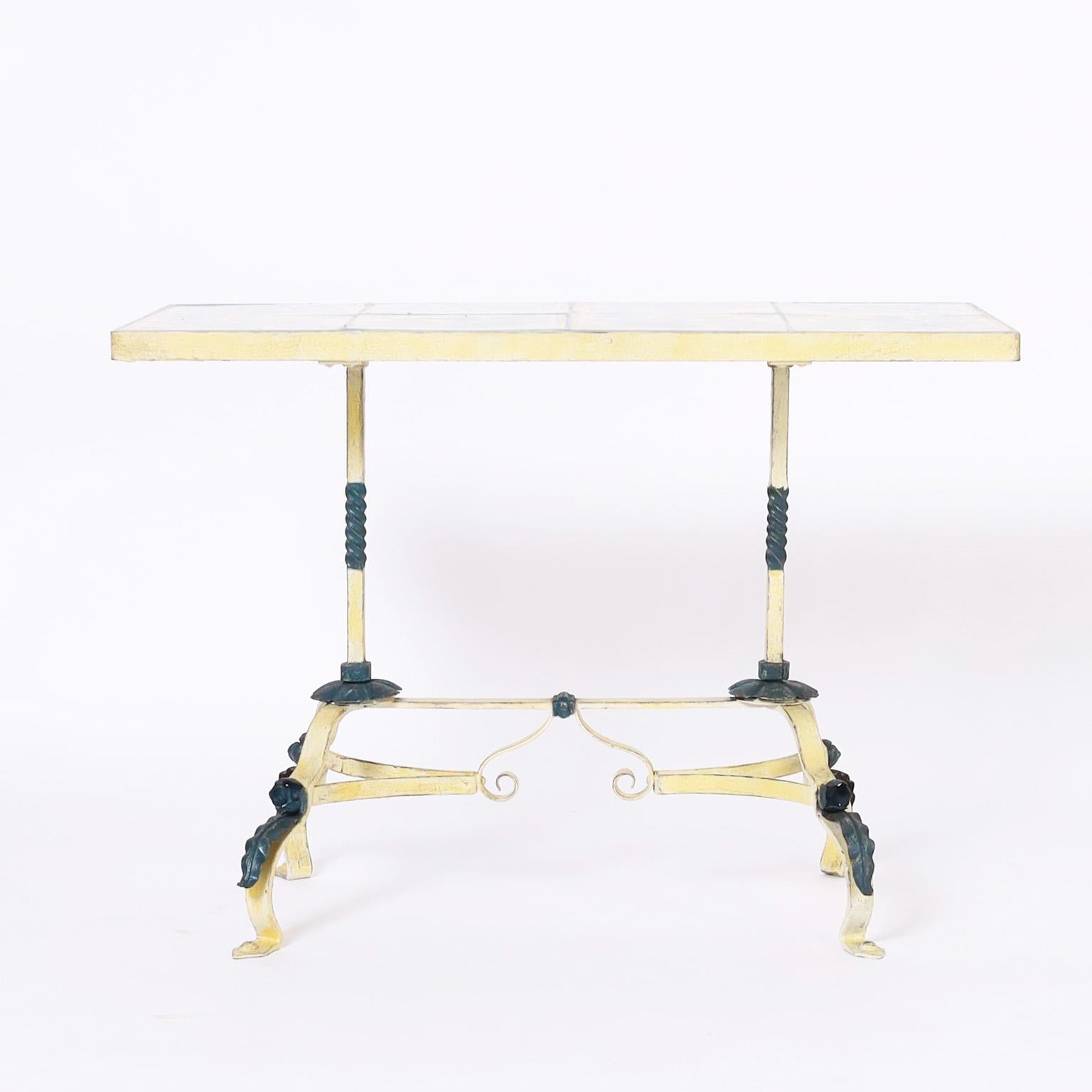 Intrigante table française ancienne avec huit feuilles décorées de carreaux sous glaçure sur une base en fer forgé à la main avec la peinture d'origine.