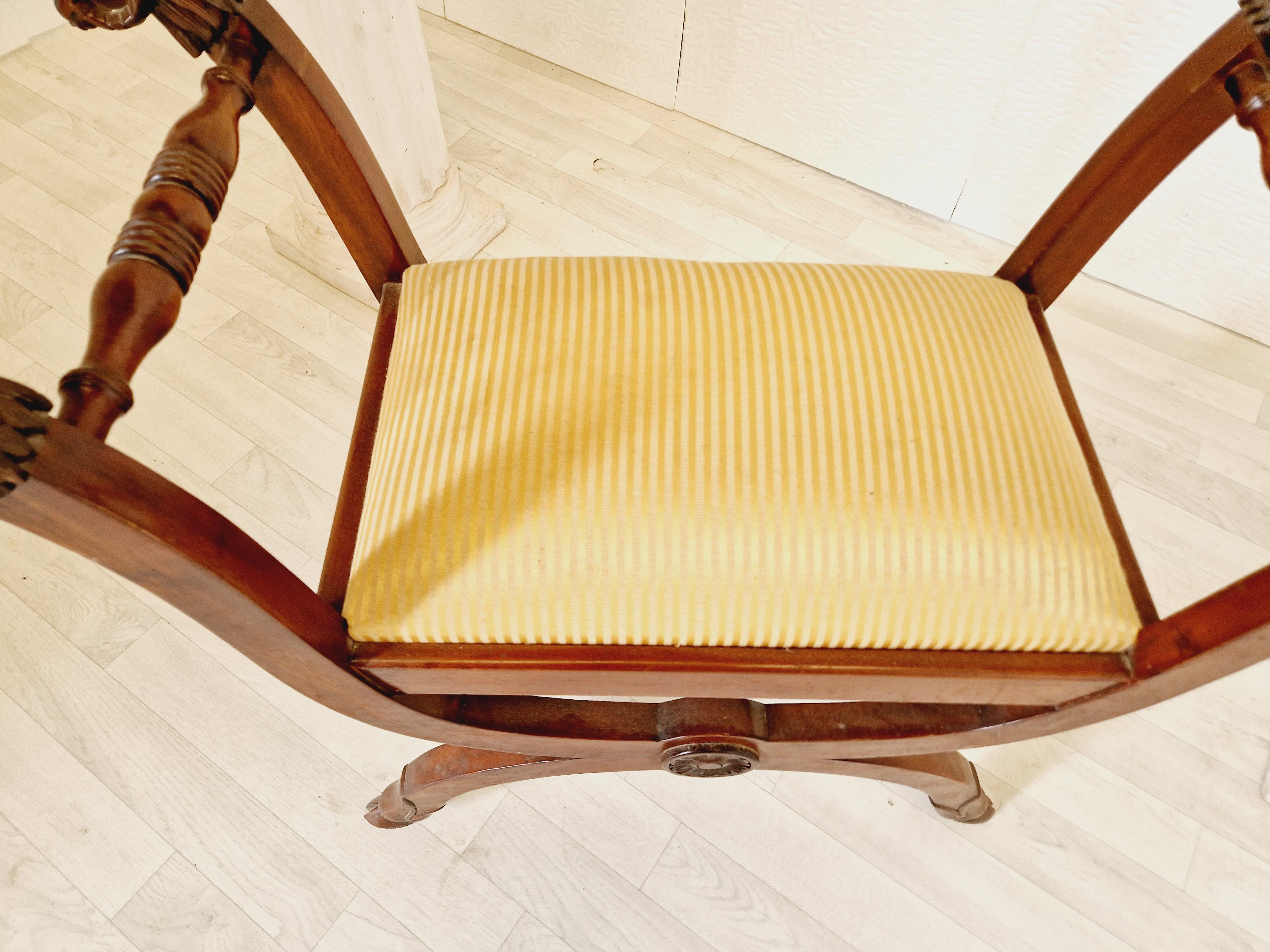 Questo squisito mobile è un Antique French Tabouret Empire Style, realizzato in legno di mogano di alta qualità in Francia nel periodo 1900-1919. La sedia presenta splendidi intagli e un motivo solido, con una forma rettangolare e una finitura
