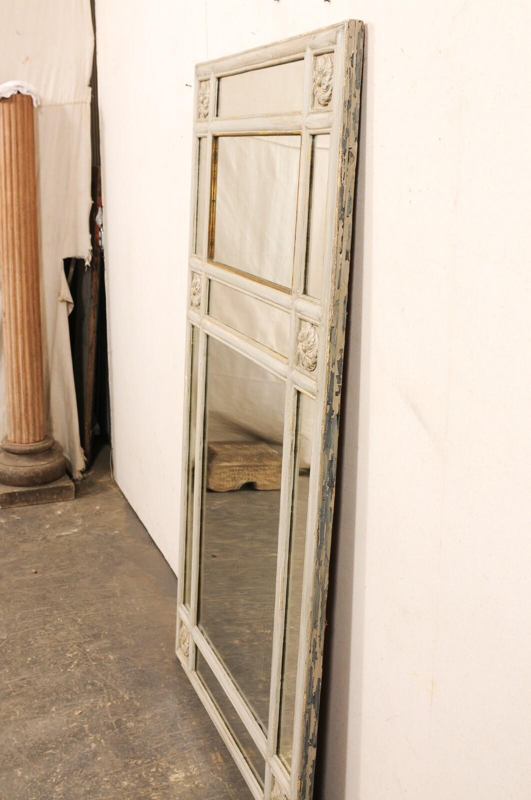 Antique Mirror francese a pannello in vetro alto con accenti di medaglioni floreali in vendita 3