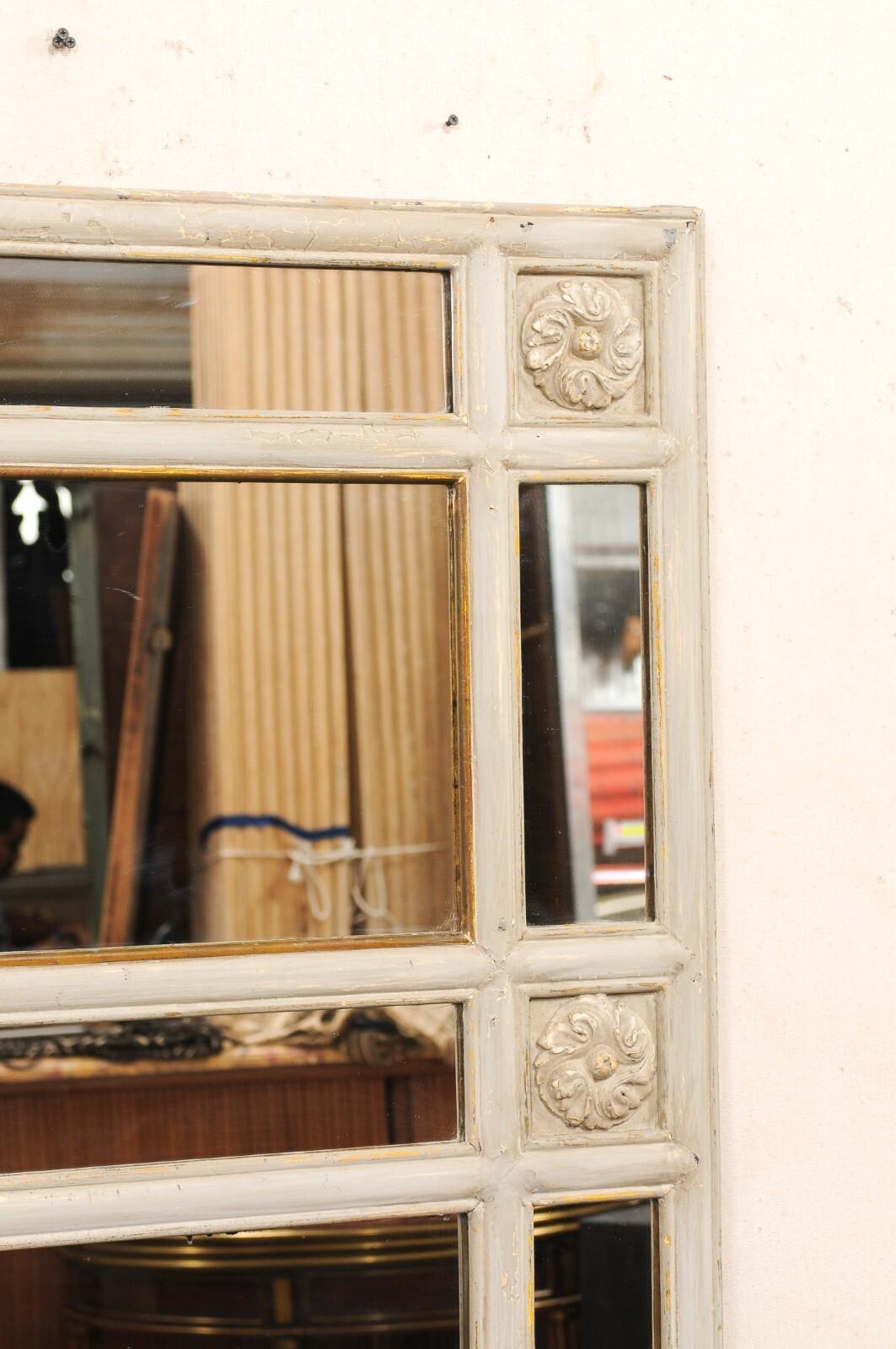 Antique Mirror francese a pannello in vetro alto con accenti di medaglioni floreali in vendita 4