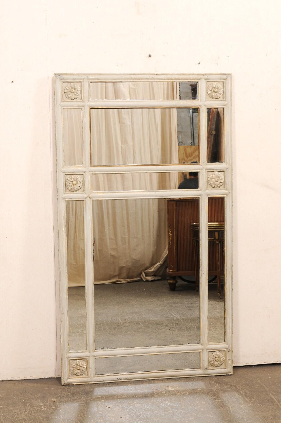 Grande specchio francese in legno dipinto, con pannello a specchio, risalente al XIX secolo. Questo specchio da parete antico proveniente dalla Francia, alto poco meno di due metri, presenta una cornice dalla forma rettangolare e dal design pulito,