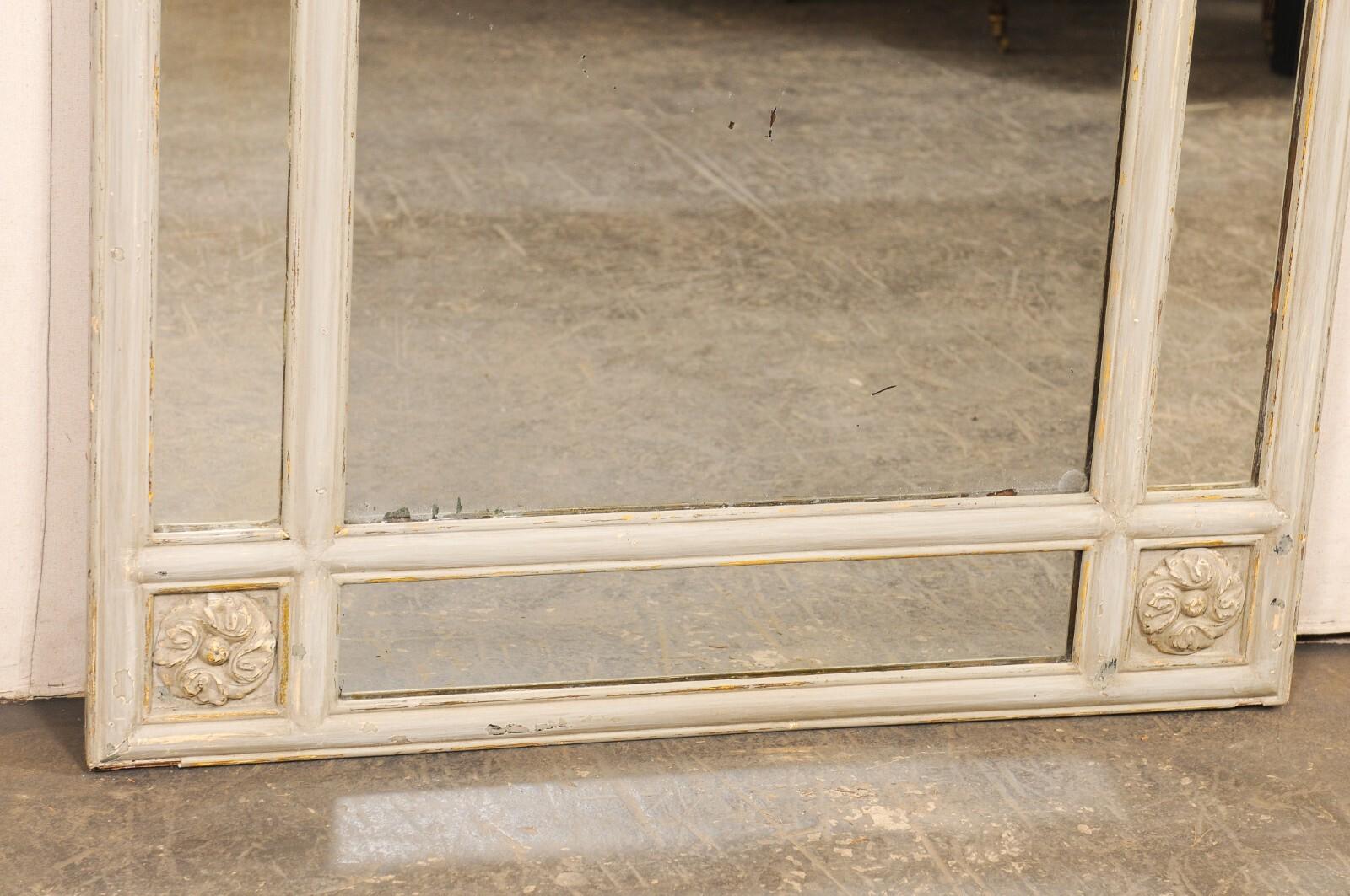 Francese Antique Mirror francese a pannello in vetro alto con accenti di medaglioni floreali in vendita