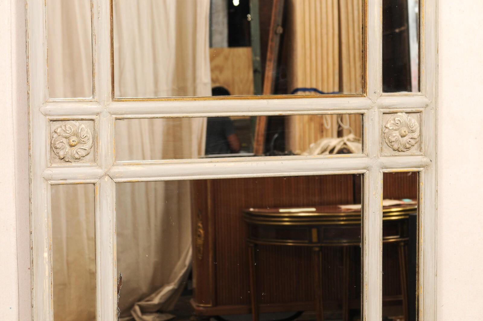 Intagliato a mano Antique Mirror francese a pannello in vetro alto con accenti di medaglioni floreali in vendita