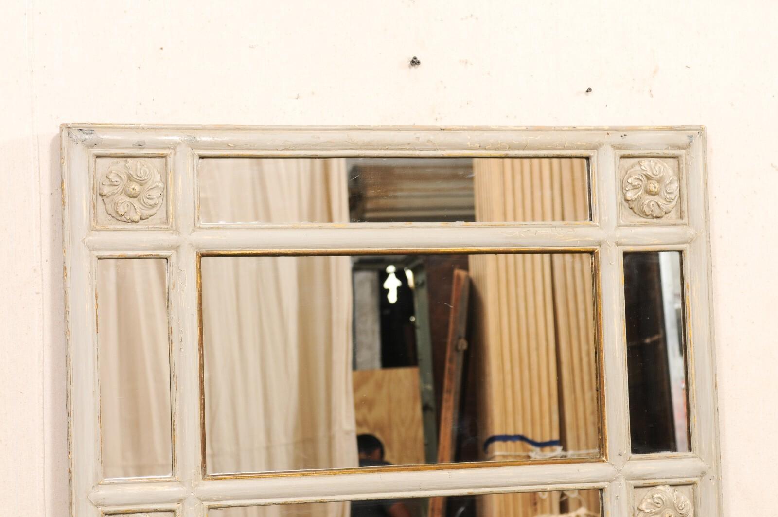 Antique Mirror francese a pannello in vetro alto con accenti di medaglioni floreali In condizioni buone in vendita a Atlanta, GA