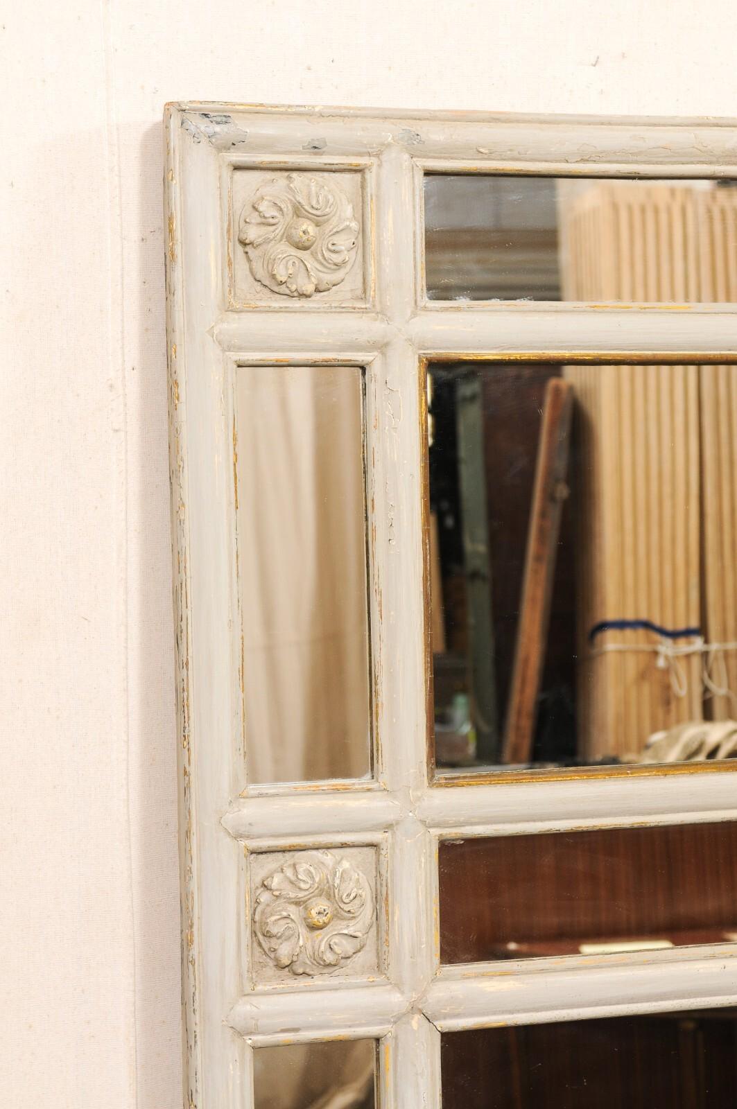 XIX secolo Antique Mirror francese a pannello in vetro alto con accenti di medaglioni floreali in vendita