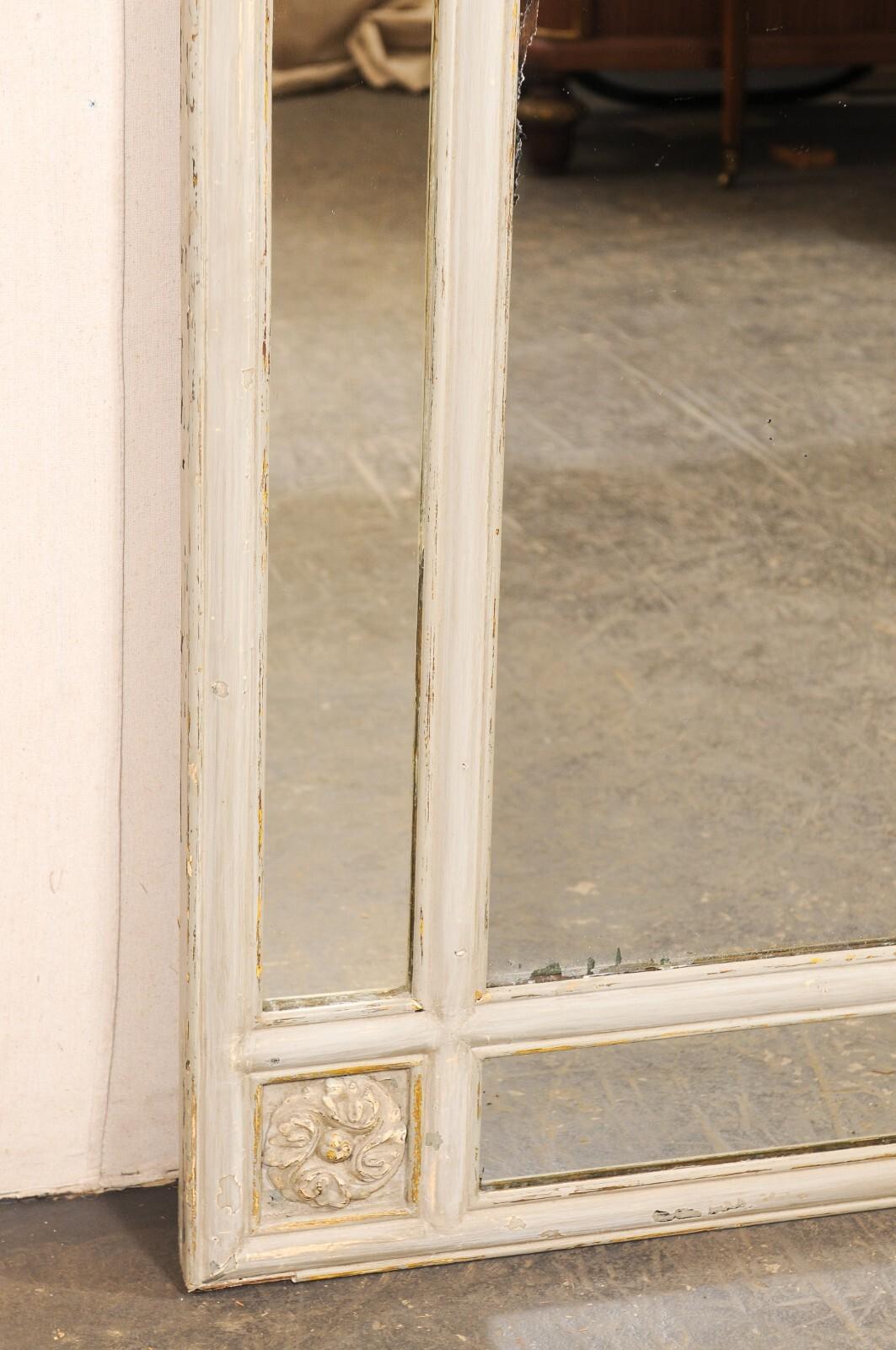 Specchio Antique Mirror francese a pannello in vetro alto con accenti di medaglioni floreali in vendita