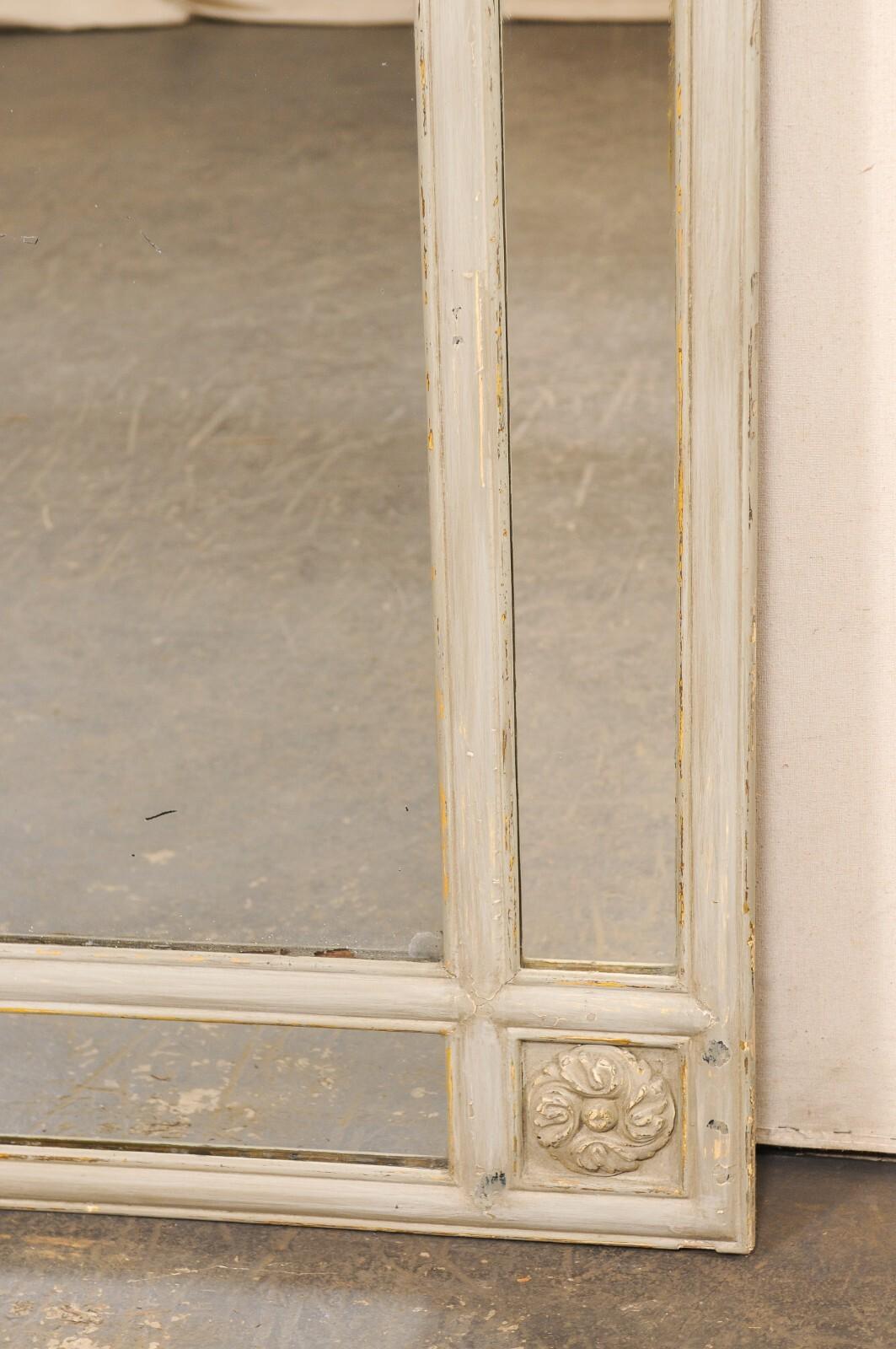 Antique Mirror francese a pannello in vetro alto con accenti di medaglioni floreali in vendita 1