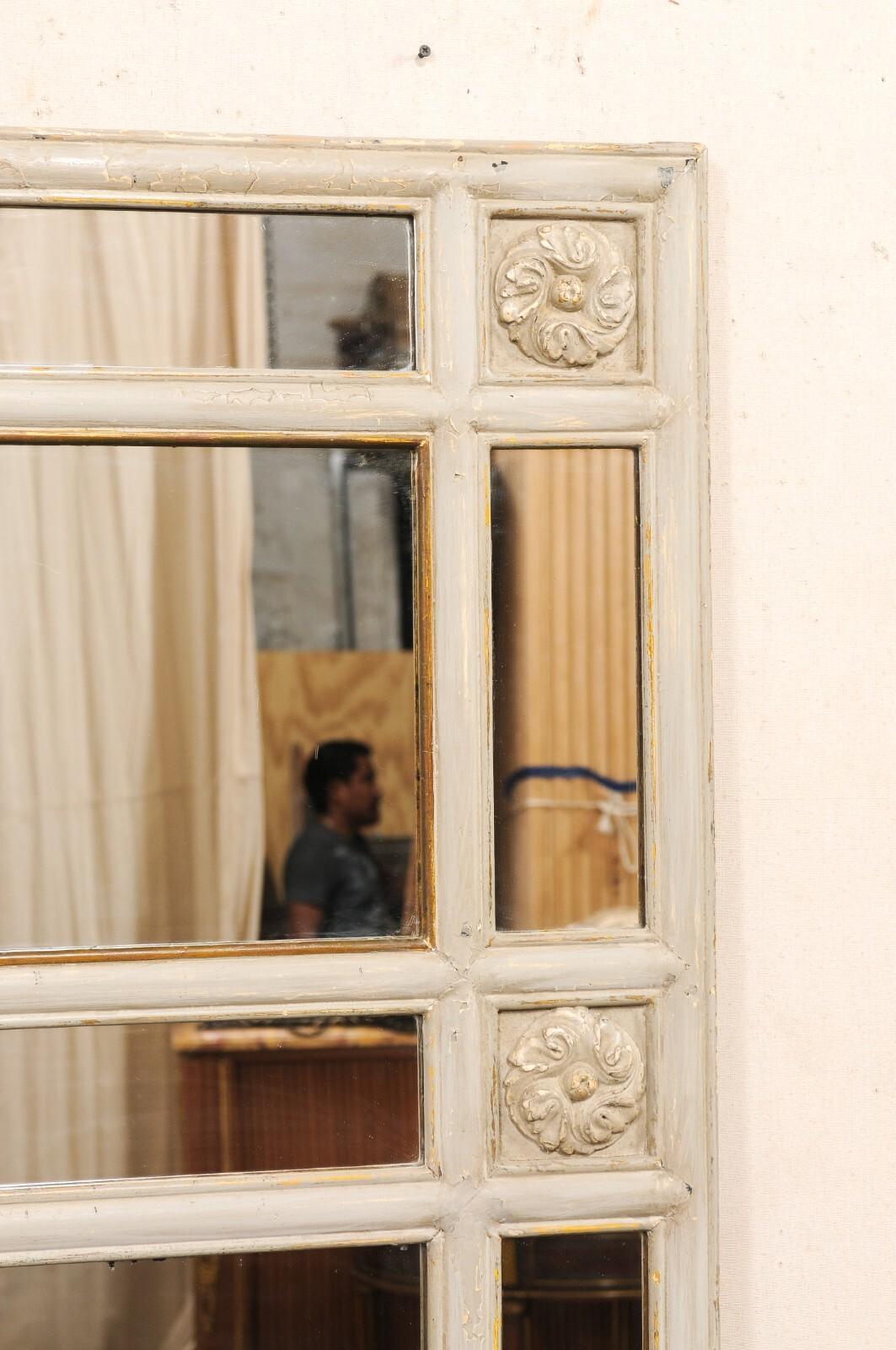 Antique Mirror francese a pannello in vetro alto con accenti di medaglioni floreali in vendita 2