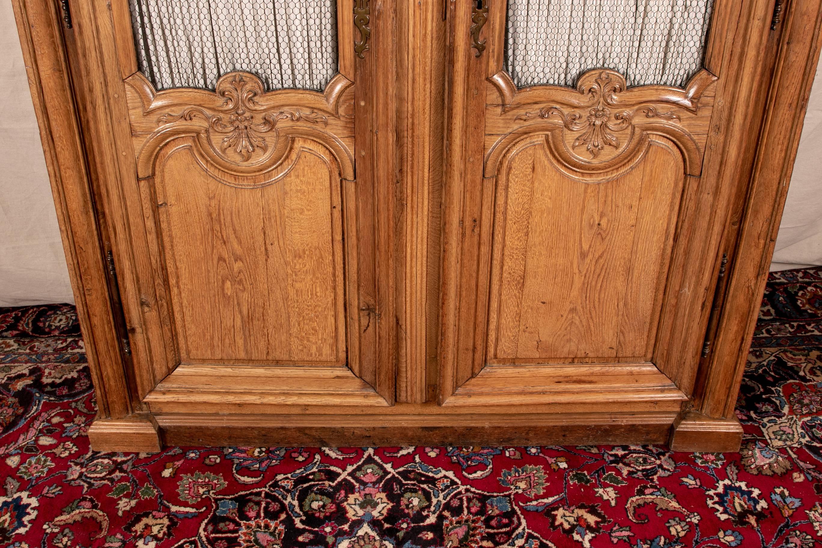 Antique French Tall Oak Armoire In Good Condition In Bridgeport, CT