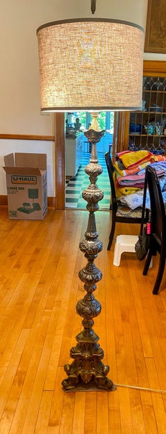 Lampadaire d'autel ancien en métal argenté Pique-Cierge