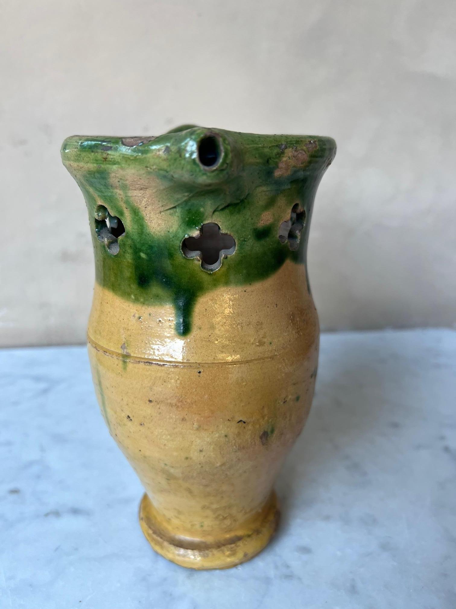 Pichet / Vase français ancien en terre cuite en vente 4