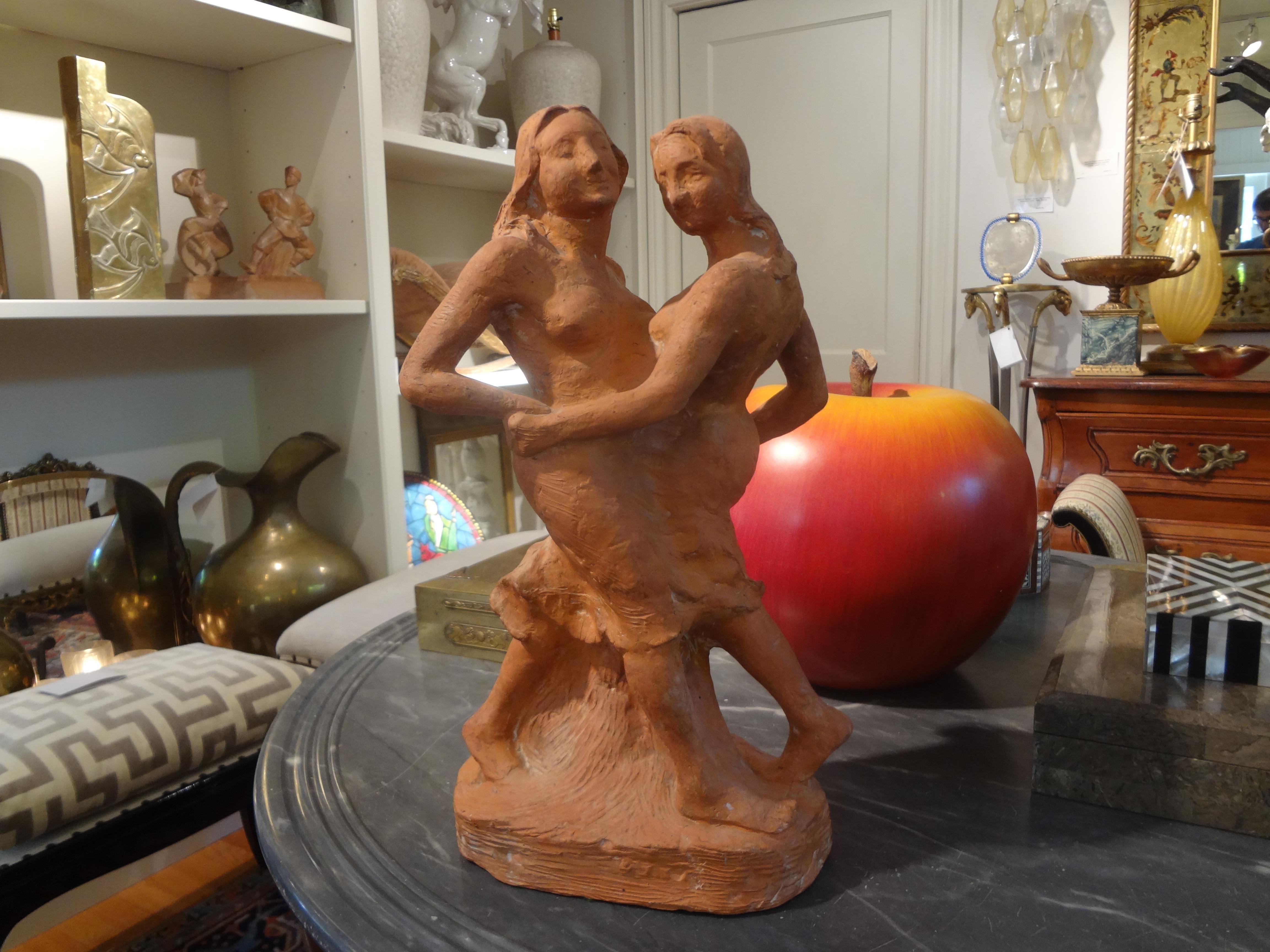 Sculpture française en terre cuite bien exécutée signée T. Foris (1921). Cette jolie sculpture figurative française représente deux jeunes filles dansantes stylisées.