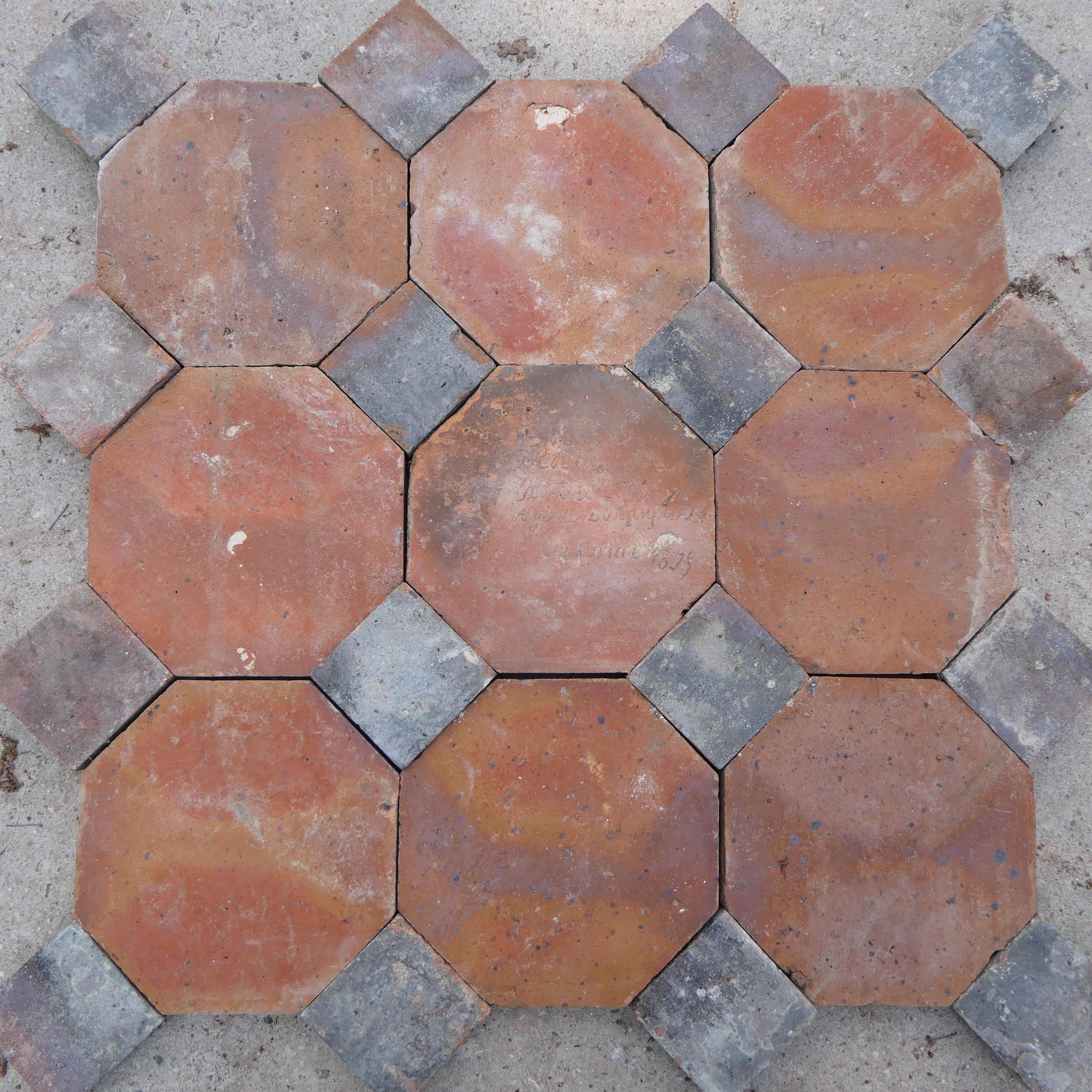 Piastrelle ottagonali in terracotta francesi antiche - XIX secolo in vendita 1