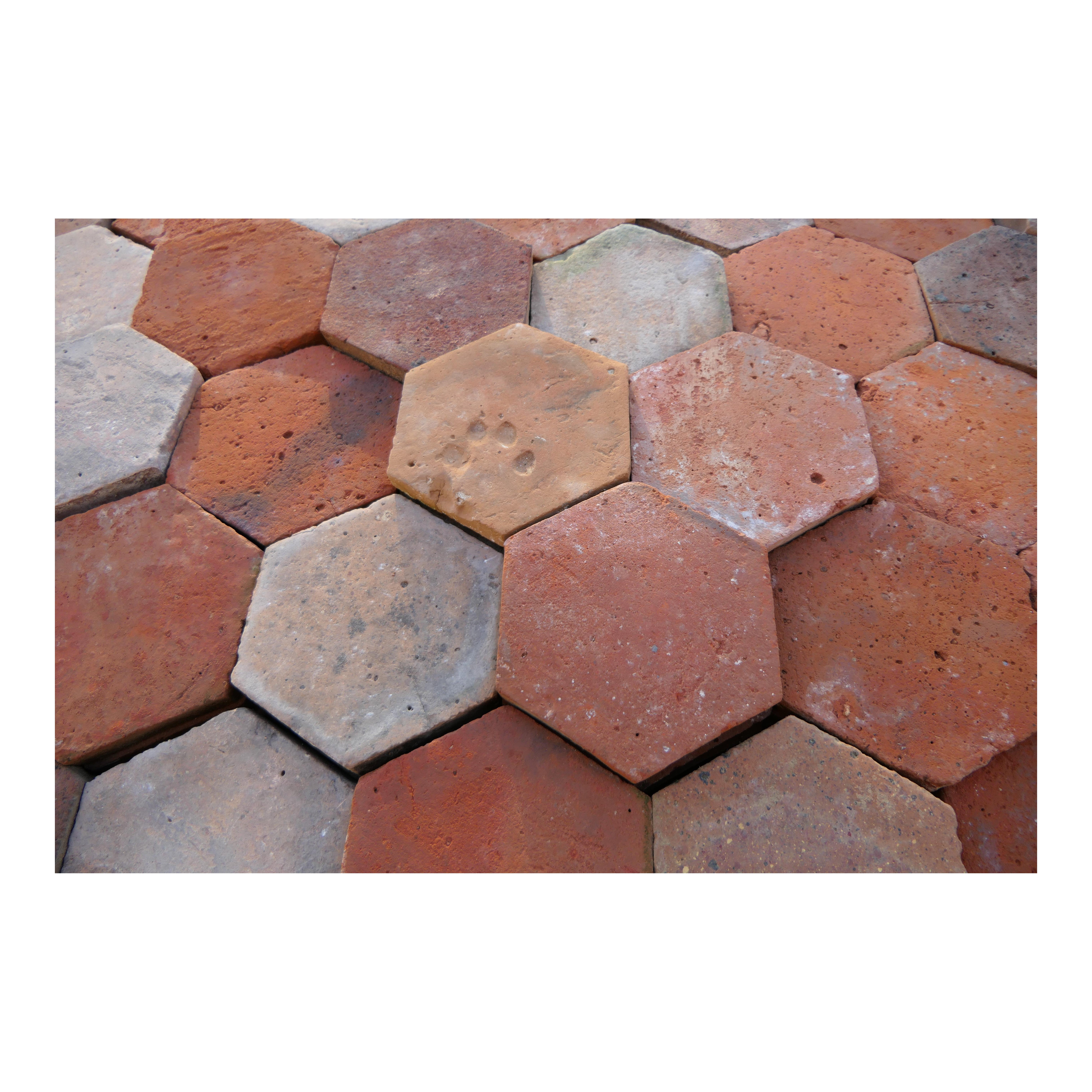 Questi antichi esagoni in terracotta, principalmente del XVII-XVIII e XIX secolo, sono stati recuperati con cura da case storiche francesi durante ristrutturazioni o demolizioni. Ogni piastrella è stata meticolosamente ispezionata e ricondizionata