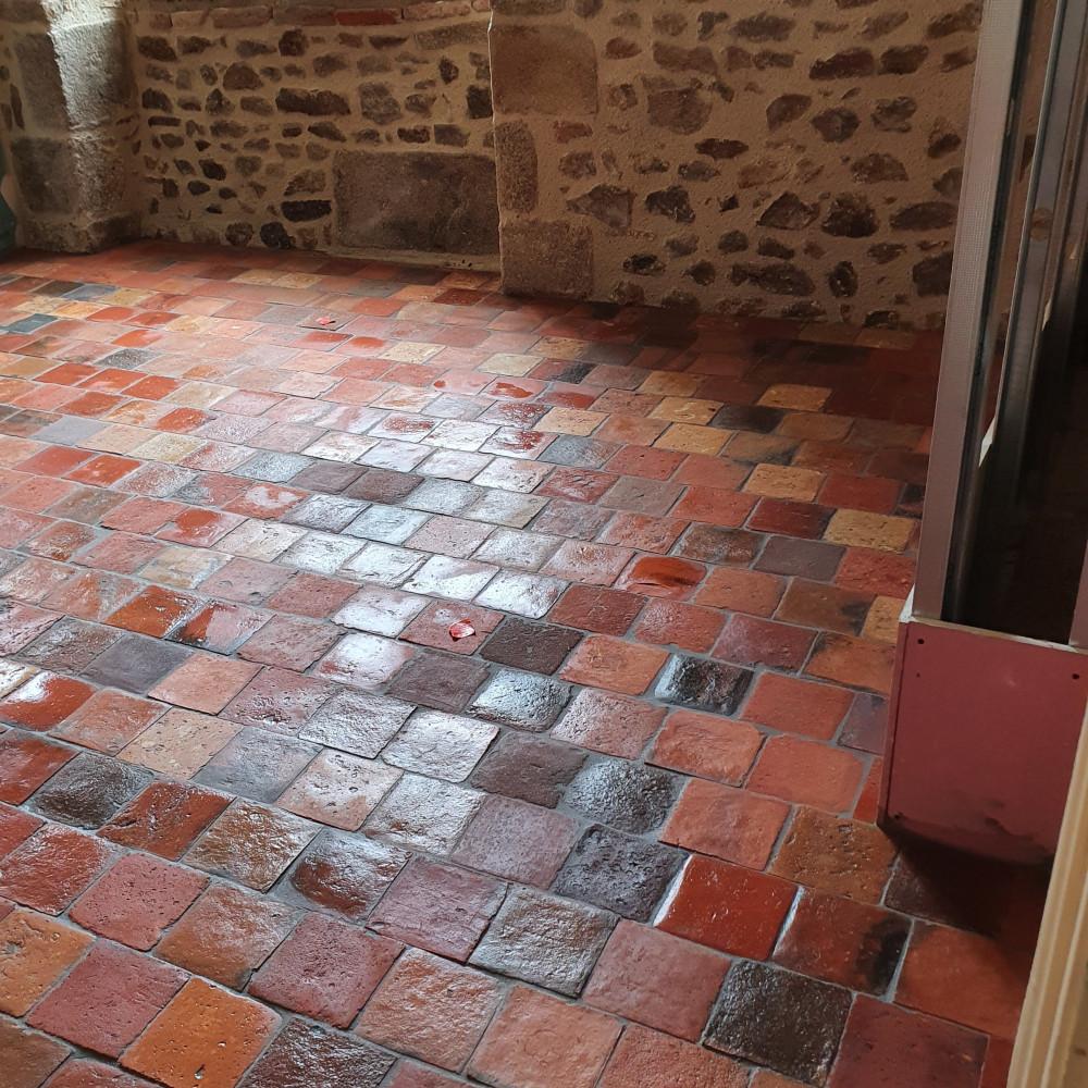 Ces carreaux de terre cuite anciens, datant principalement des XVIIe-XVIIIe et XIXe siècles, ont été soigneusement récupérés dans des maisons françaises historiques lors de rénovations ou de démolitions. Chaque tuile a été méticuleusement inspectée