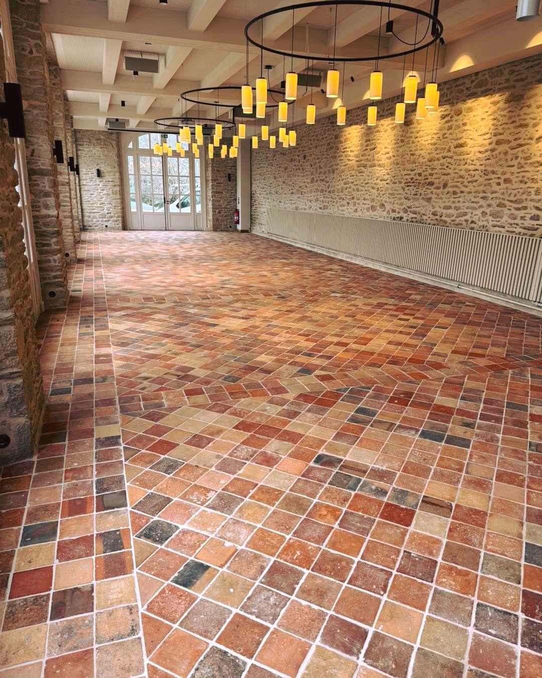 Tiles français anciens en terre cuite (17-18-19e siècles) Bon état - En vente à COULLONS, FR