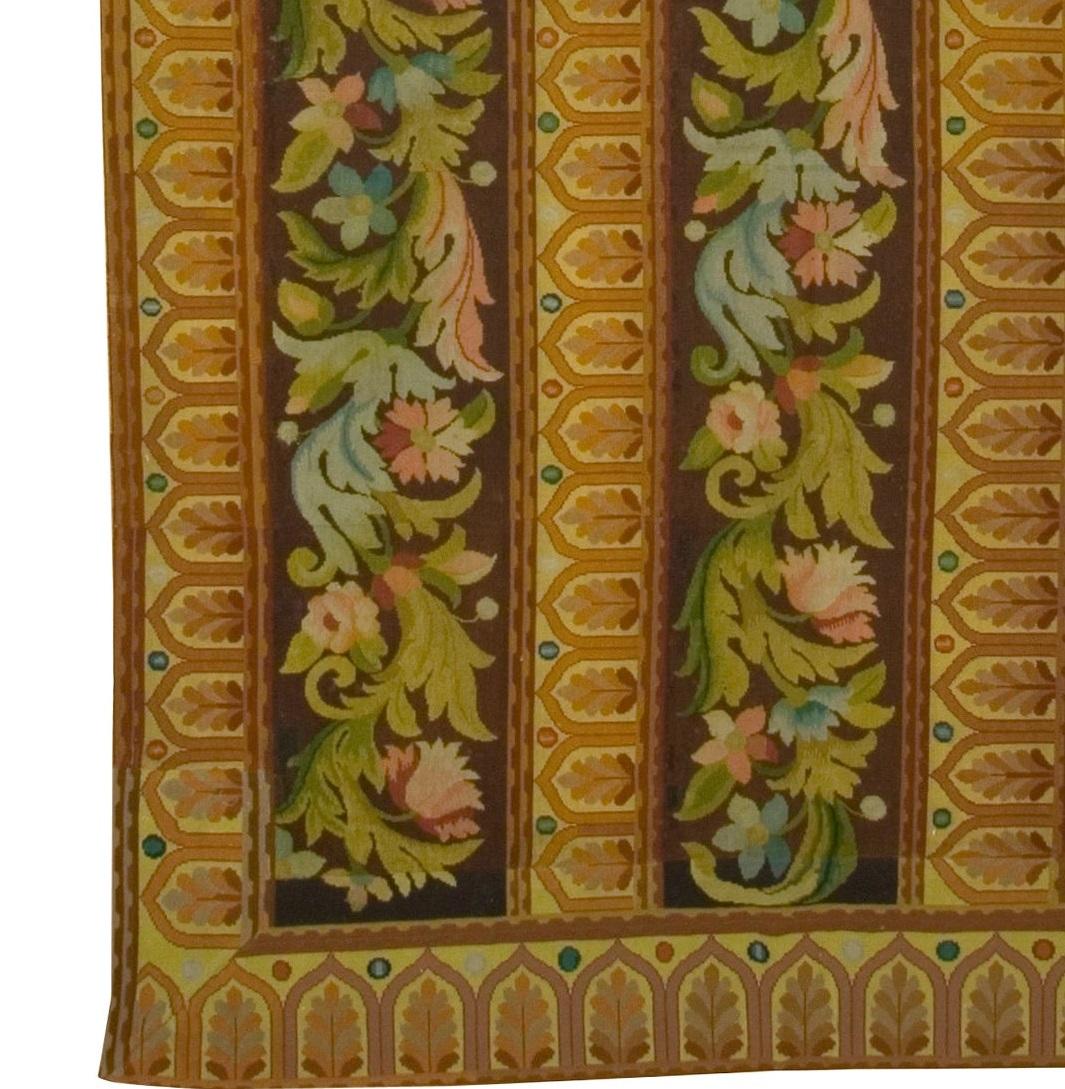 Panneau textile français ancien en broderie à l'aiguille, vers 1910  4,45 m x 4,45 m Bon état - En vente à New York, NY