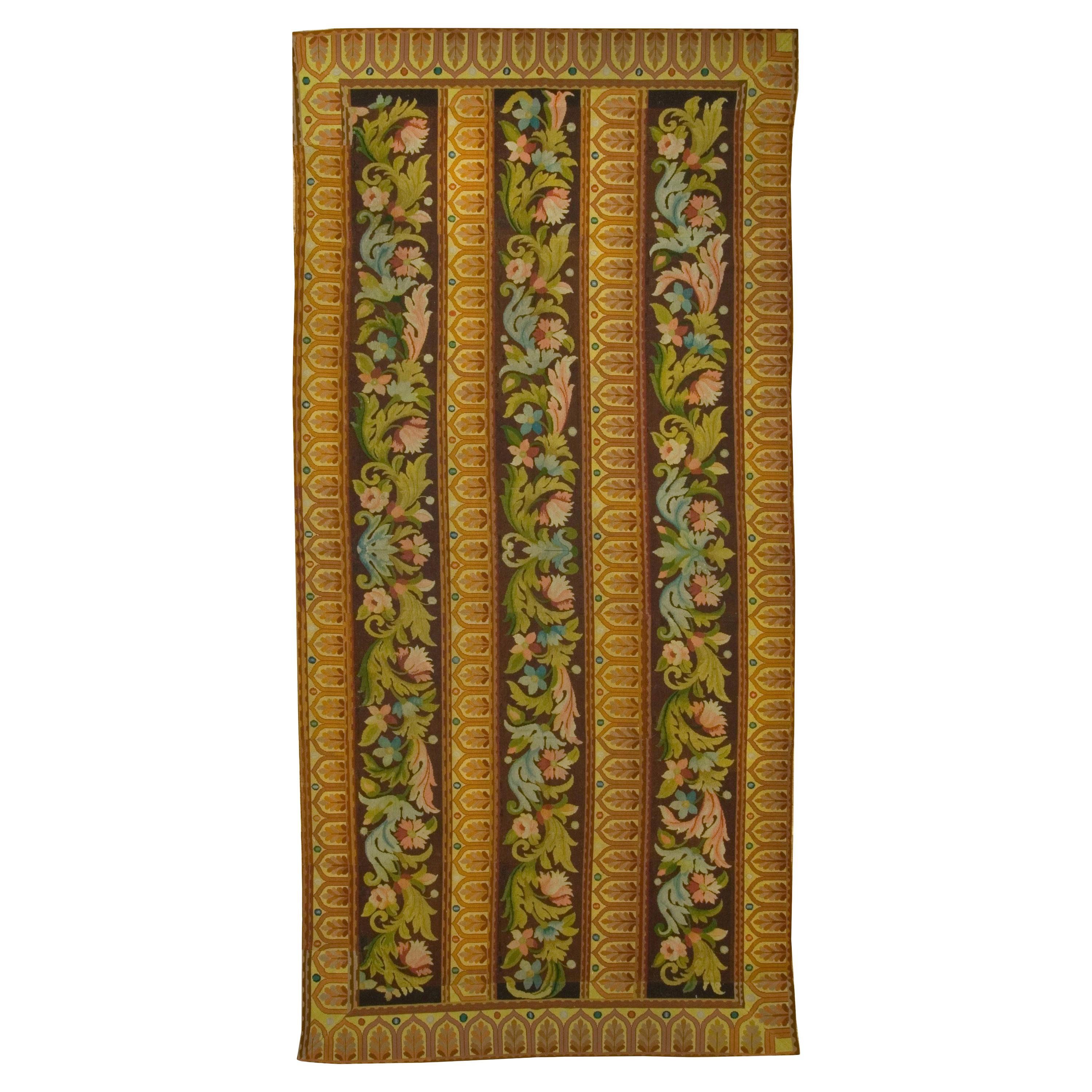 Panneau textile français ancien en broderie à l'aiguille, vers 1910  4,45 m x 4,45 m en vente