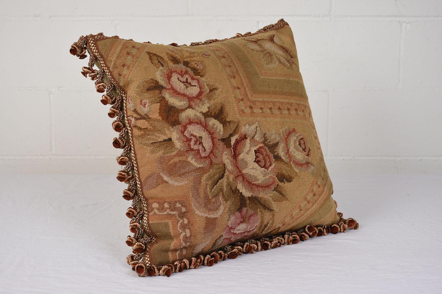 Antike französische Textilkissen mit Blumenmuster und Seidenquasten (Aubusson) im Angebot
