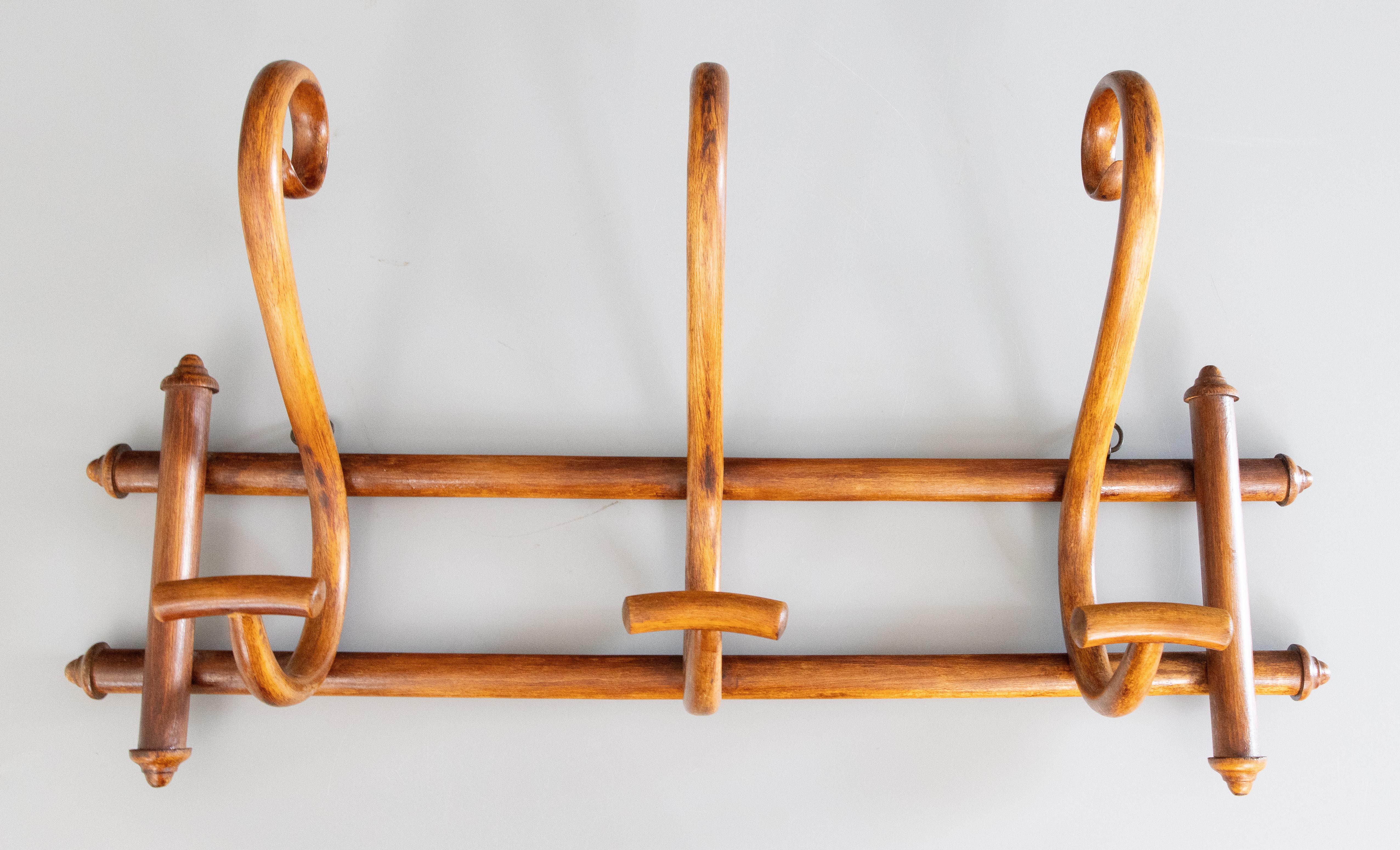 Un superbo appendiabiti francese in legno di olmo in stile Thonet trovato nella regione dell'Alsazia in Francia, intorno al 1900. Questo raffinato scaffale conserva la splendida patina originale e dispone di tre ganci curvi, perfetti per appendere