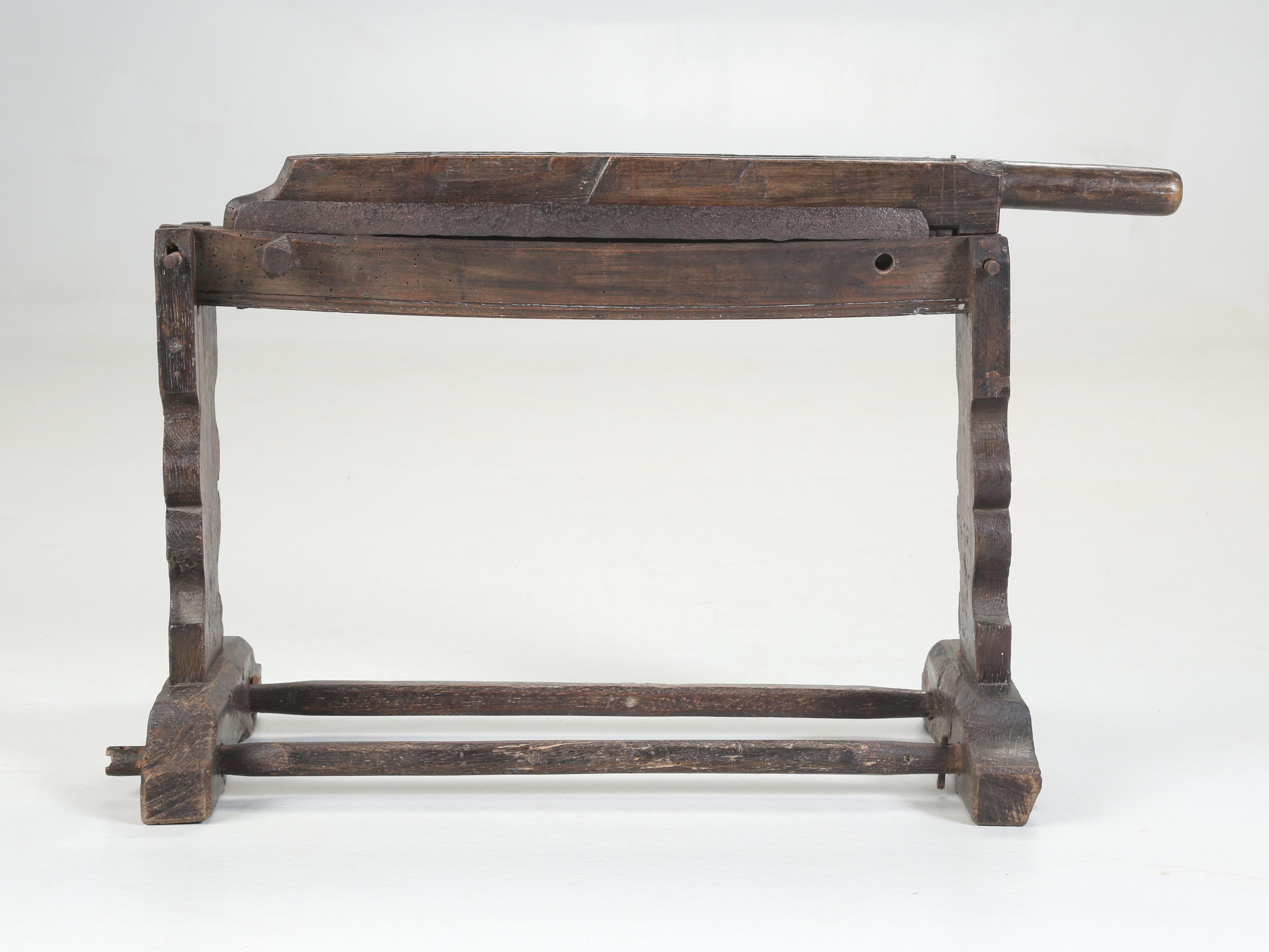 Cortador de cáñamo Antique French creemos y parece ser de mediados del siglo XVII. Después de comprar en Francia durante más de 30 años, esto nos tiene un poco perplejos, porque no sólo no hemos visto nunca uno, sino que no sabemos exactamente qué