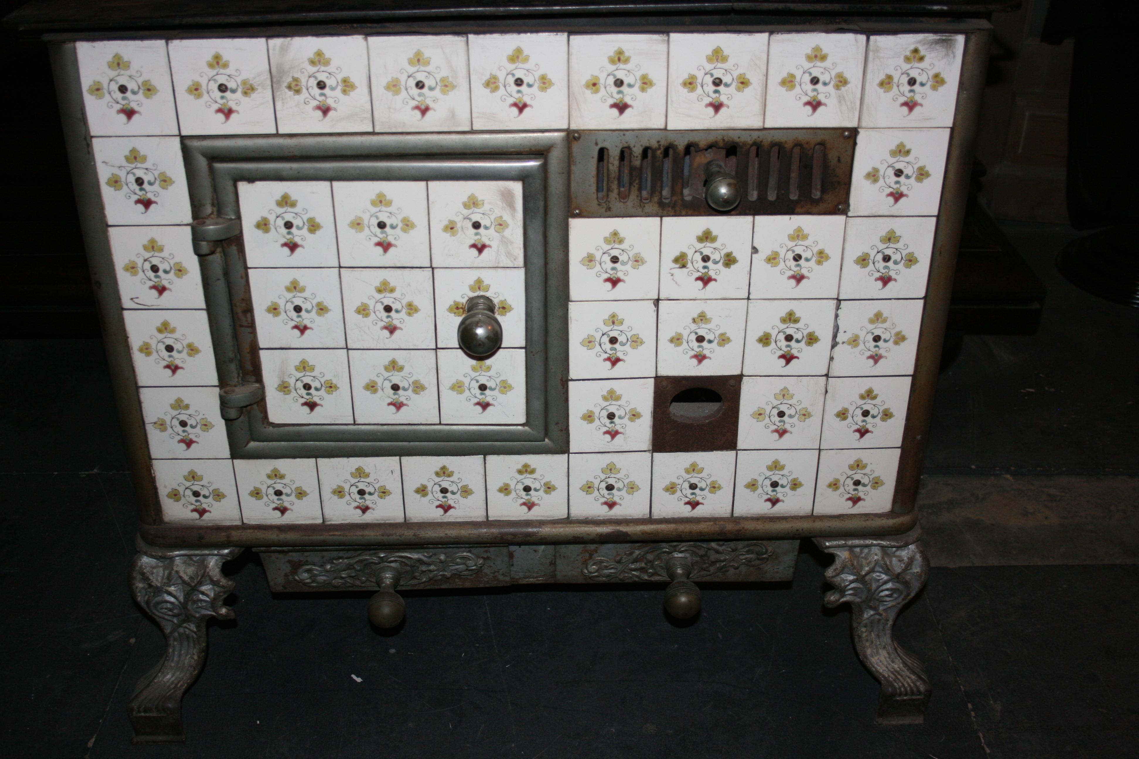 Antique French Tiled Stove, Cast-Iron, circa 1890 In Good Condition For Sale In Dusseldorf, DE