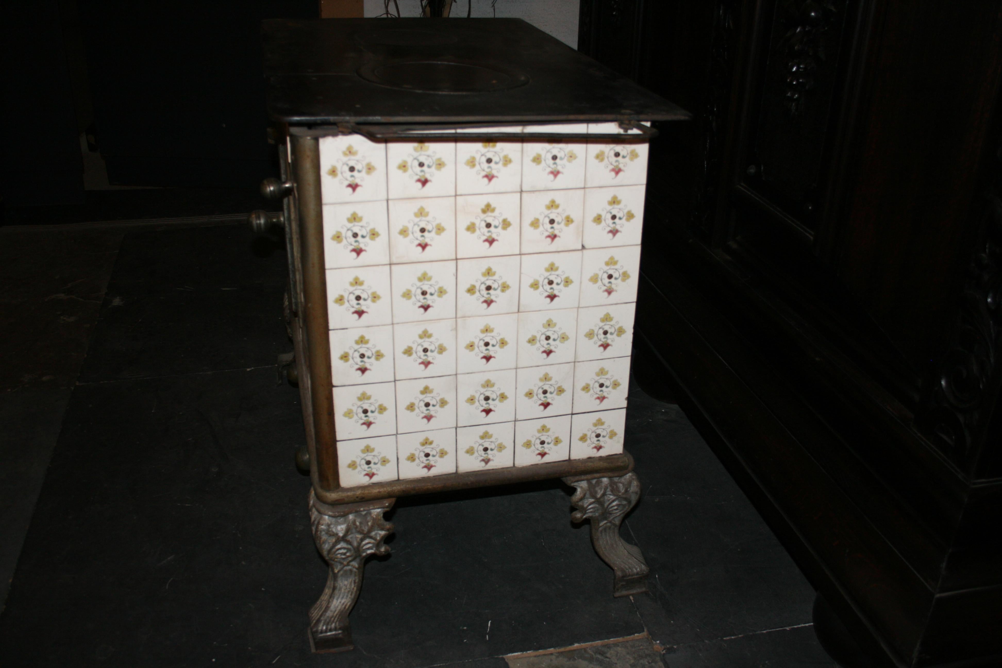 Ancienne poêle française à carreaux, en fonte, vers 1890 Bon état à Dusseldorf, DE