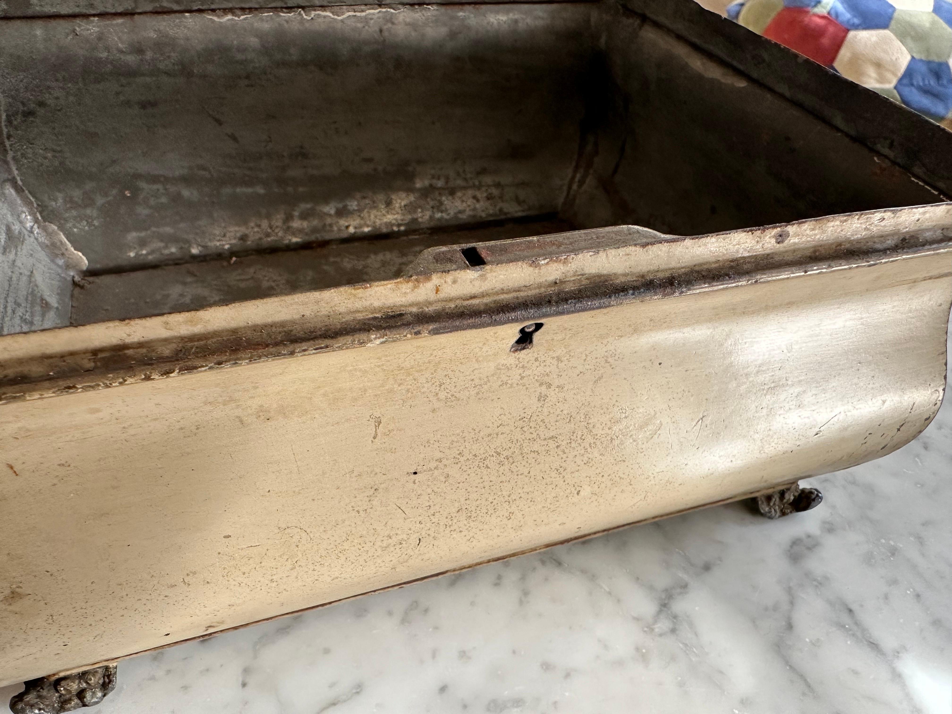 Antique French Tin Box, 1890 - Forma de cofre con medallón de acuarela en venta 6