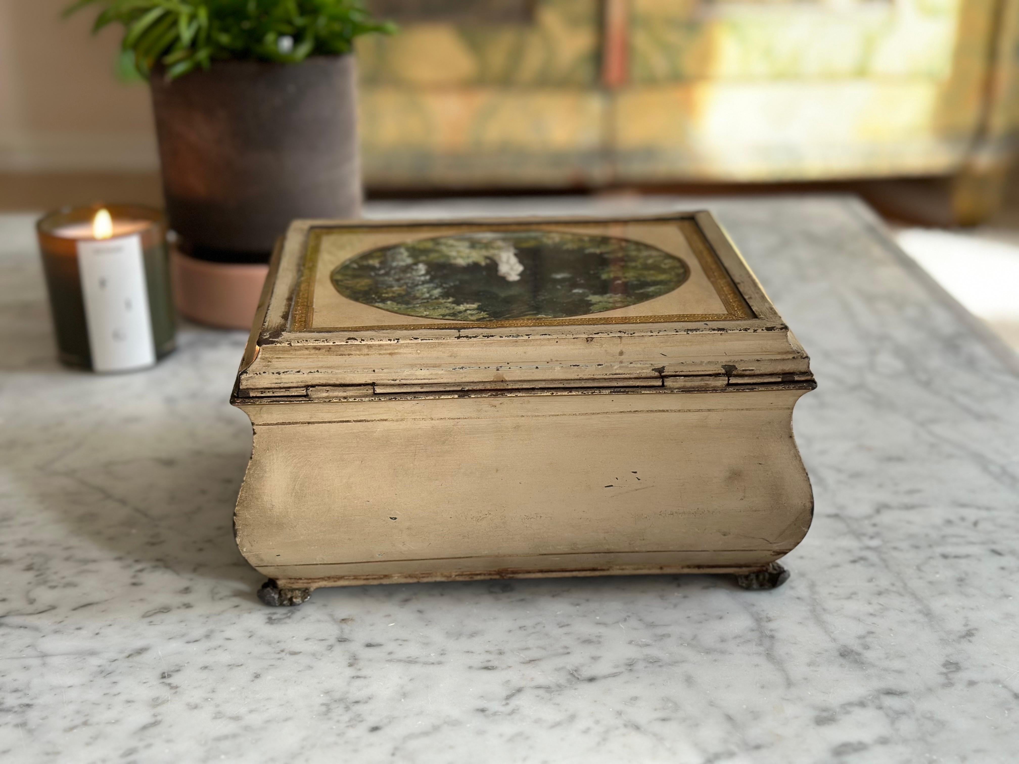Antique French Tin Box, 1890 - Forma de cofre con medallón de acuarela Belle Époque en venta