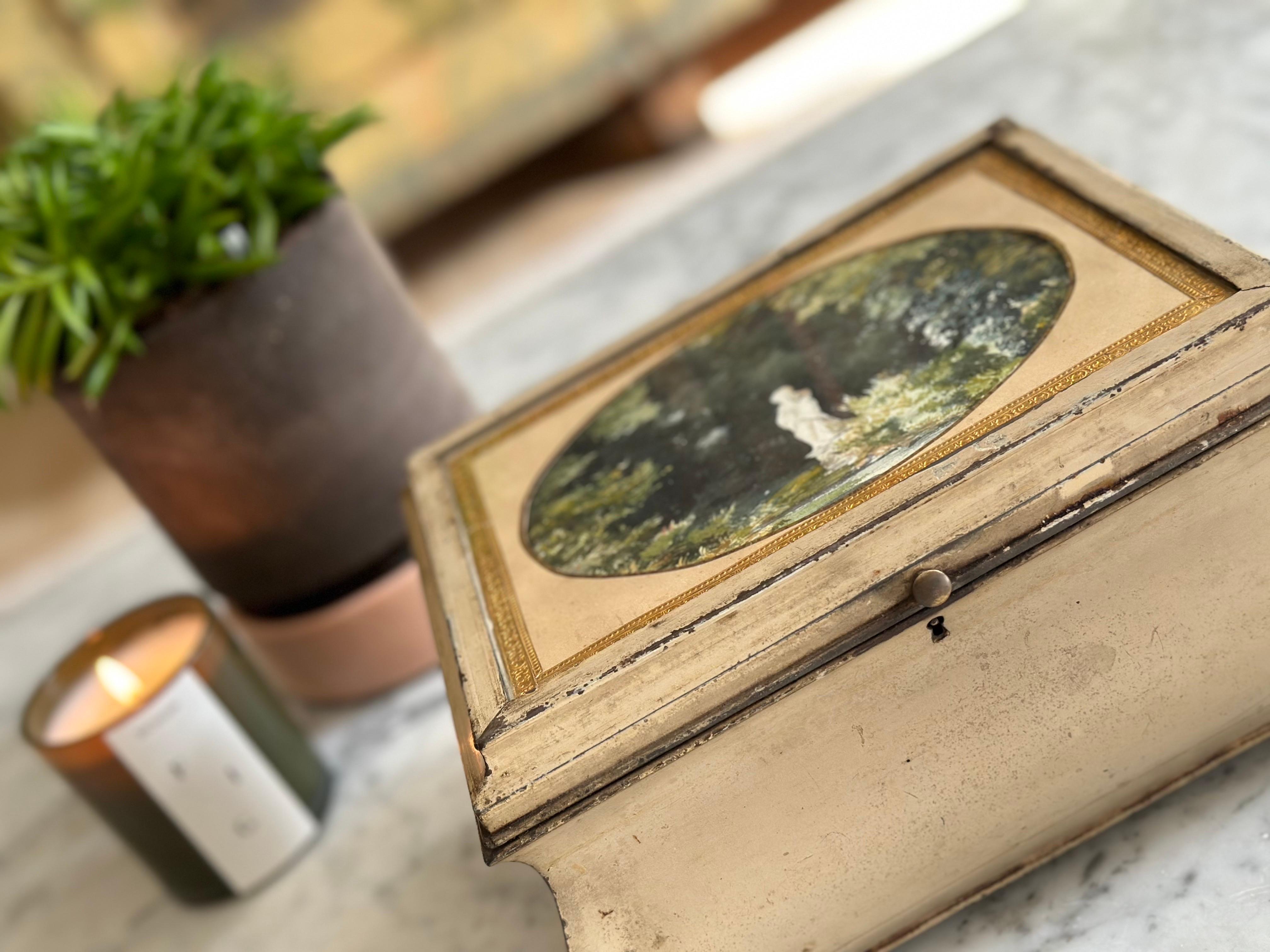 Antique French Tin Box, 1890 - Forma de cofre con medallón de acuarela Metal en venta