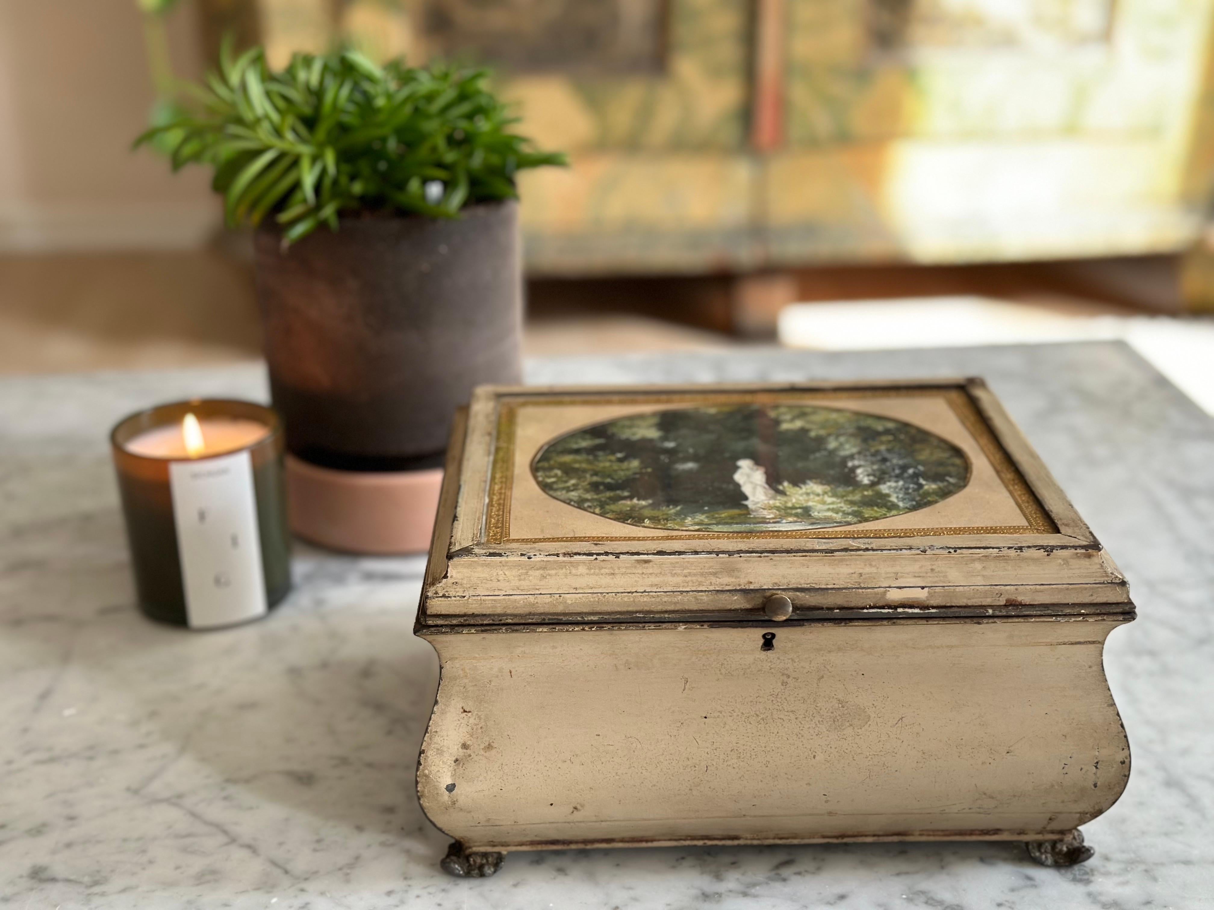 Antique French Tin Box, 1890 - Forma de cofre con medallón de acuarela en venta 2