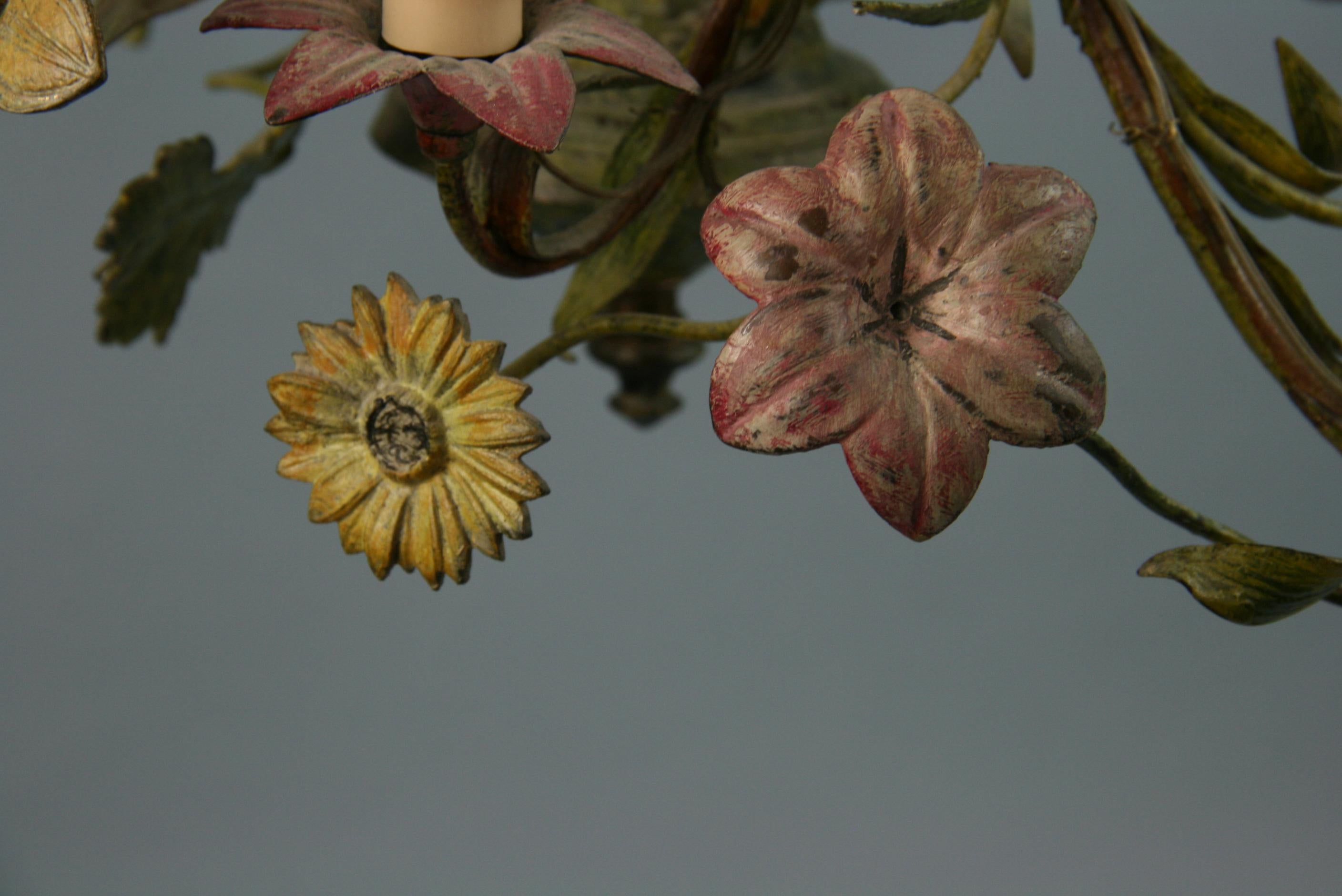 Lustre français ancien, peint à la main, à 8 feux, fleurs et feuilles, 1940 en vente 4