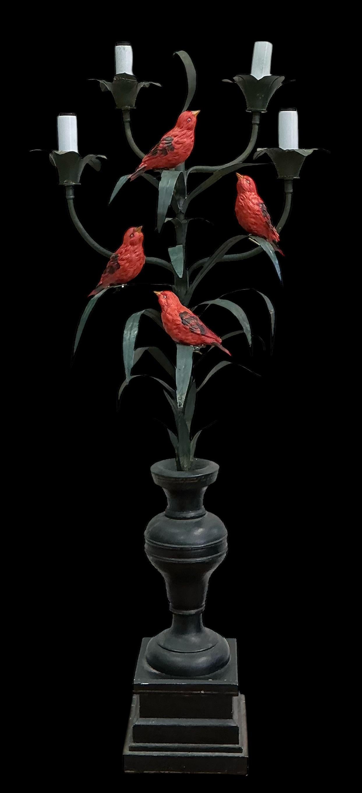 Joyeuses fêtes ! Où est passée l'année ? Il s'agit d'une ancienne lampe de table à tole française. La base de l'urne ébonisée est en bois sculpté, les branches et les feuilles sont en métal. Il y a quatre bras avec des lumières, et les oiseaux ont