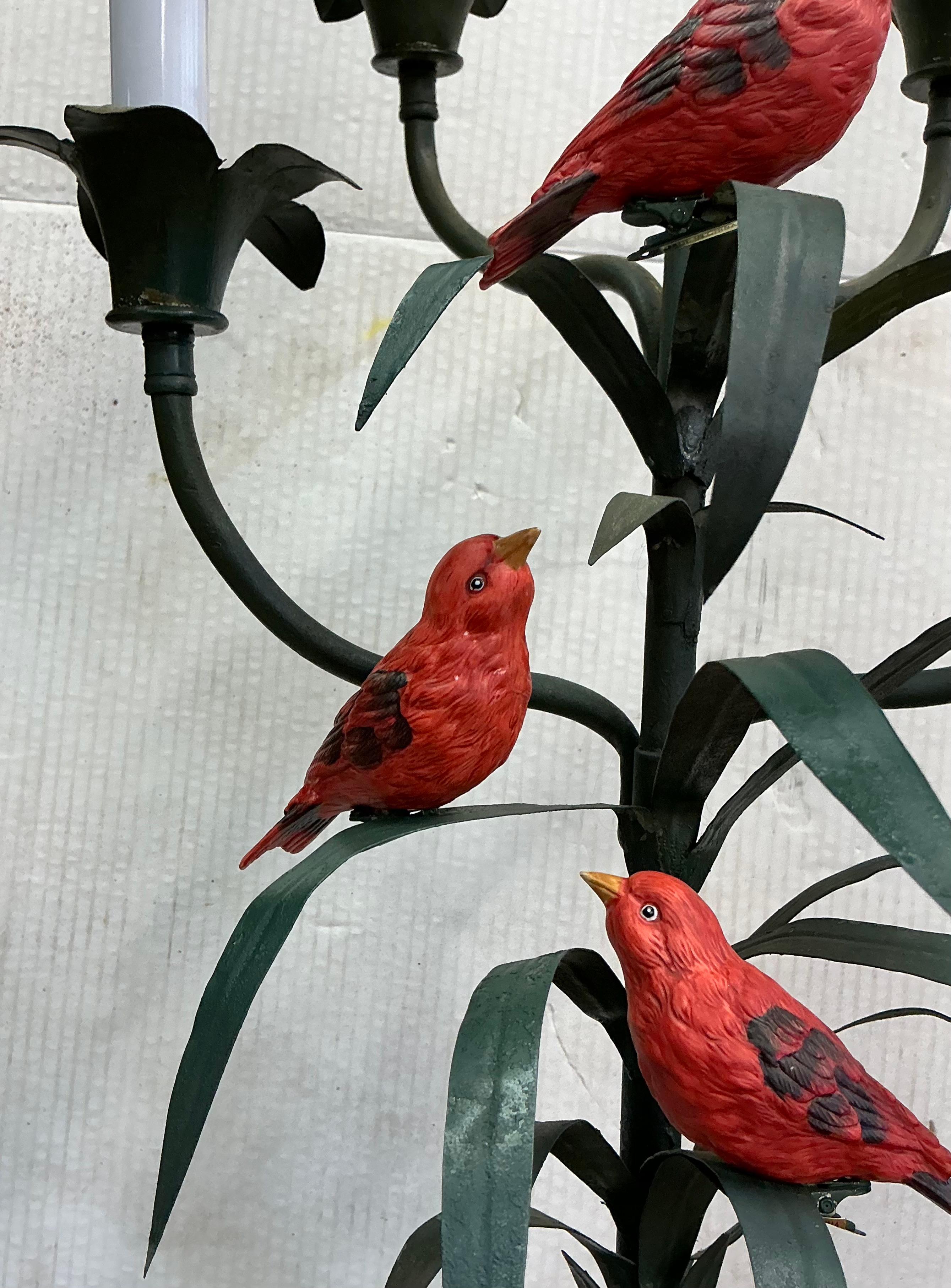 Victorien Lampe de bureau française ancienne en métal et bois avec oiseaux rouges - 4 bras en vente