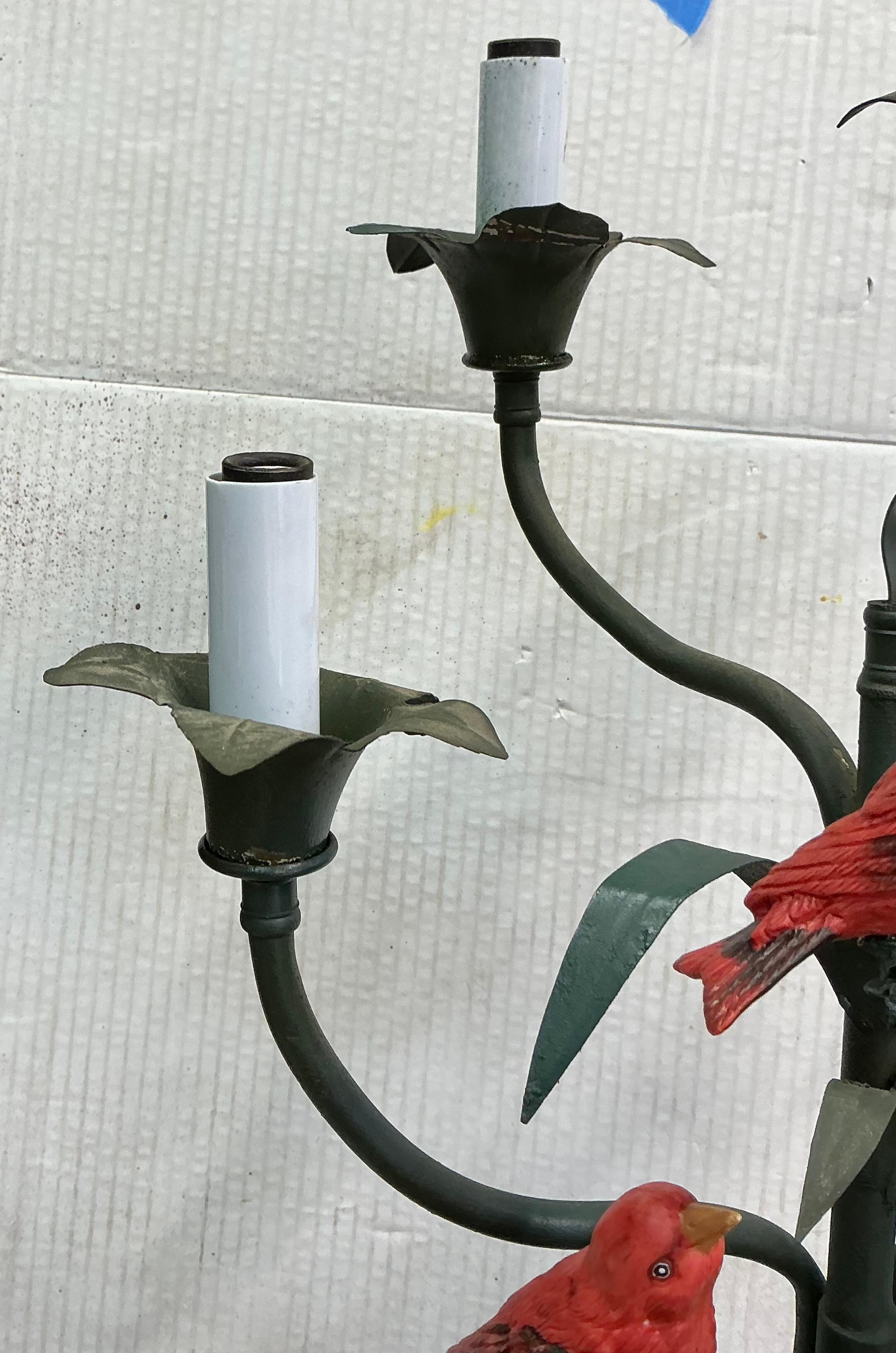 Français Lampe de bureau française ancienne en métal et bois avec oiseaux rouges - 4 bras en vente