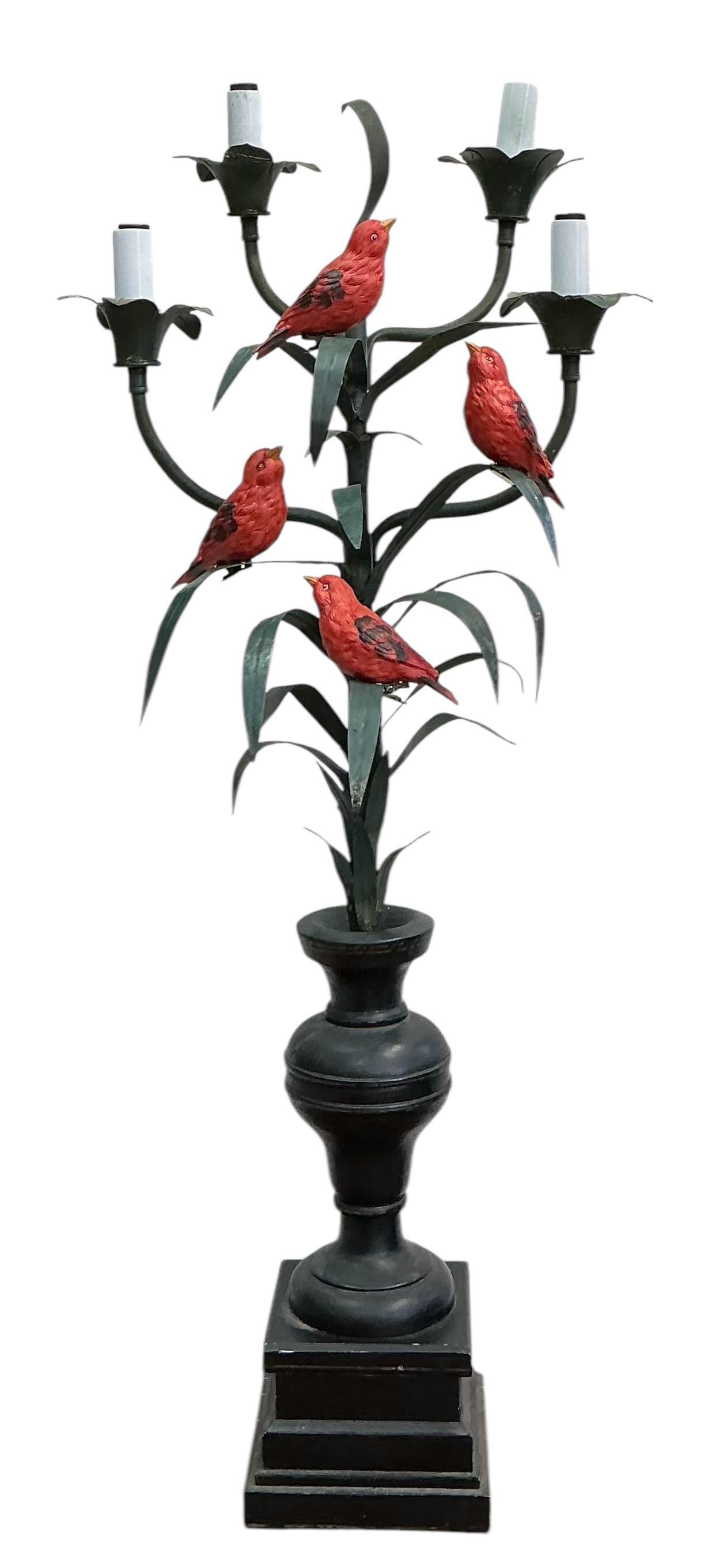 20ième siècle Lampe de bureau française ancienne en métal et bois avec oiseaux rouges - 4 bras en vente