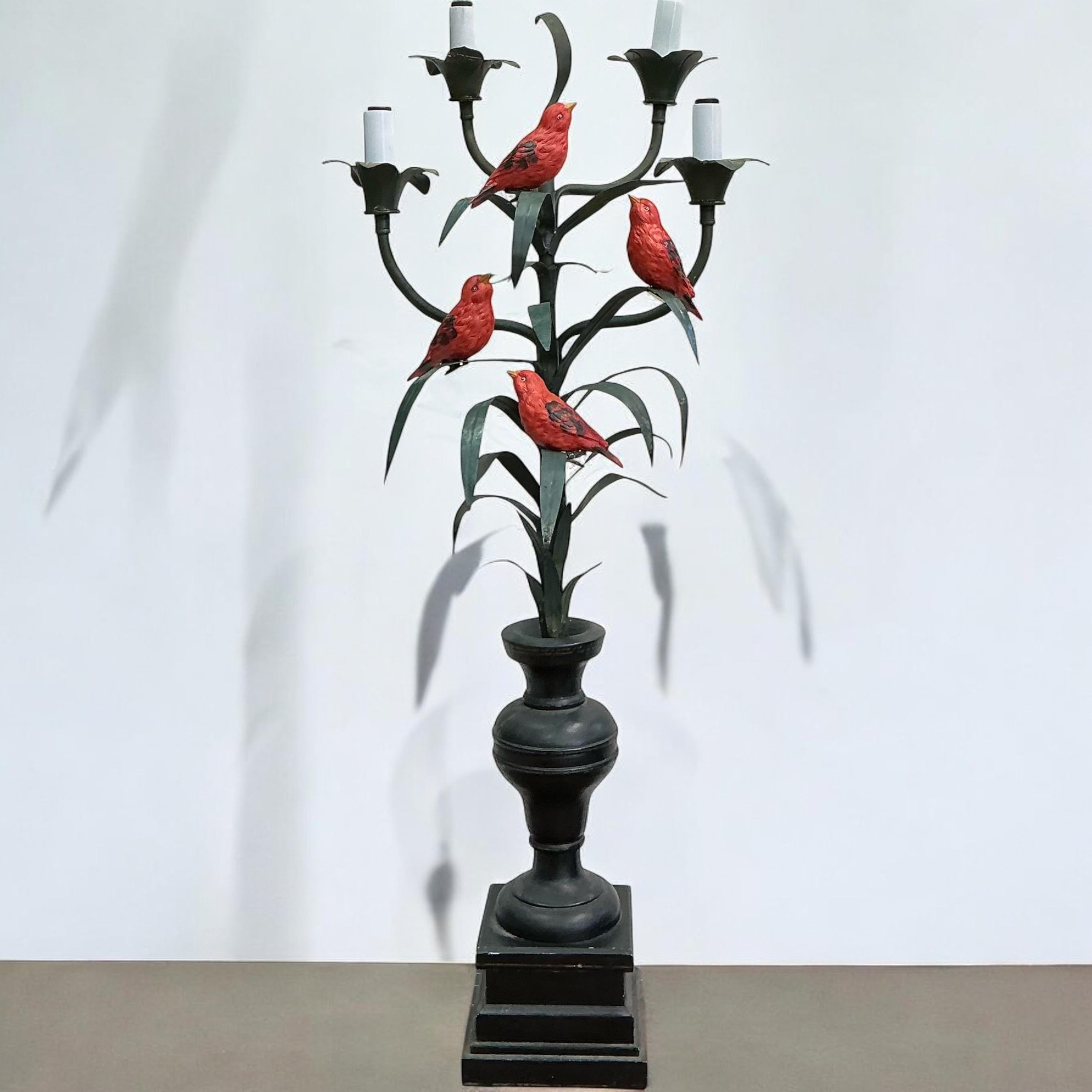 Métal Lampe de bureau française ancienne en métal et bois avec oiseaux rouges - 4 bras en vente