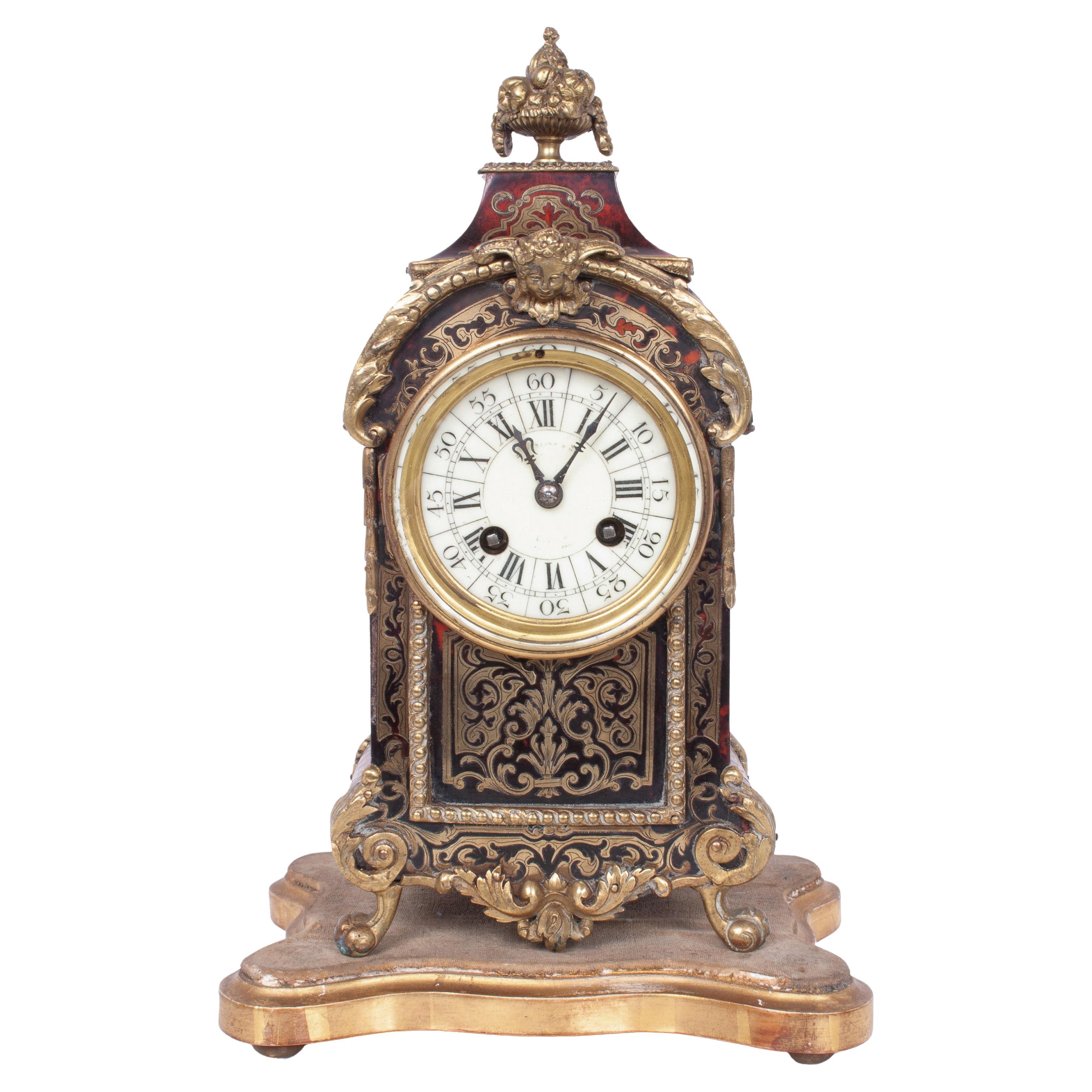 A fine antique French Boulle 8 day mantle clock, Paris, circa 1880.
The clock having a cast gilt bronze ormolu finial to the top, modeled as a tazza full of fruit, the case is made of tortoiseshell and is inlaid with cut brass panels, the arched top