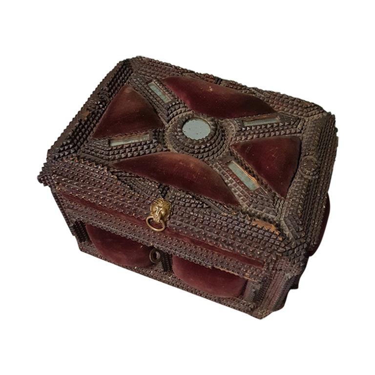 Antique French Tramp Art box presumably for bijoux accessories, decorated with mirrors, pillows and the original key, all in a good but used condition. Originating from circa 1900.

The measurements are,
Depth 24 cm/ 9.4 inch.
Width 32 cm/ 12.5