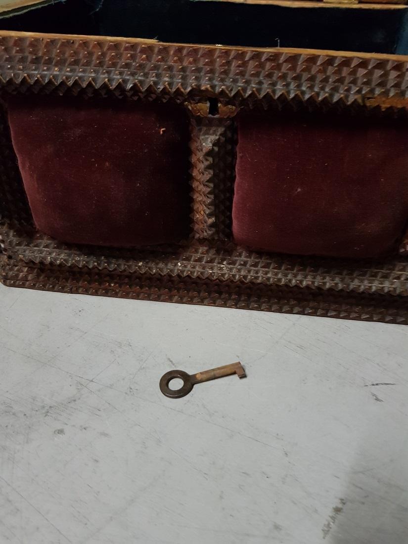 Antique French Tramp Art Bijoux Box with Key, from circa 1900 In Good Condition For Sale In Raalte, NL