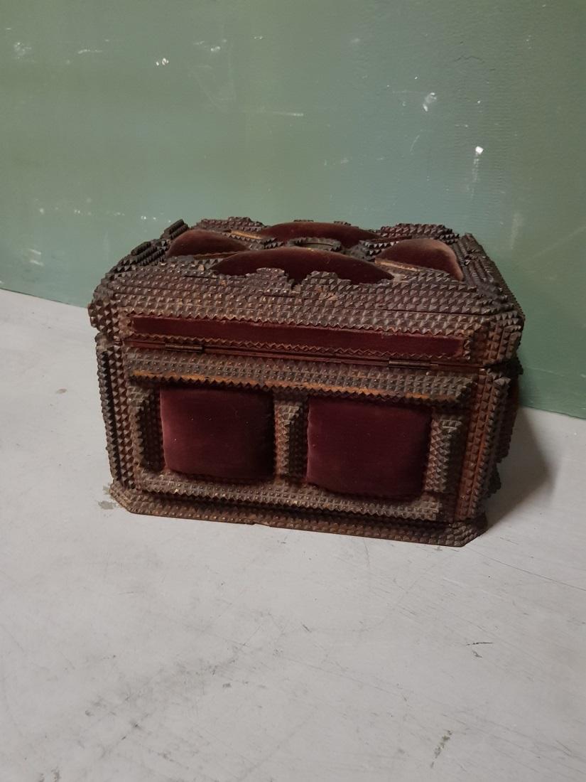 Antique French Tramp Art Bijoux Box with Key, from circa 1900 For Sale 2